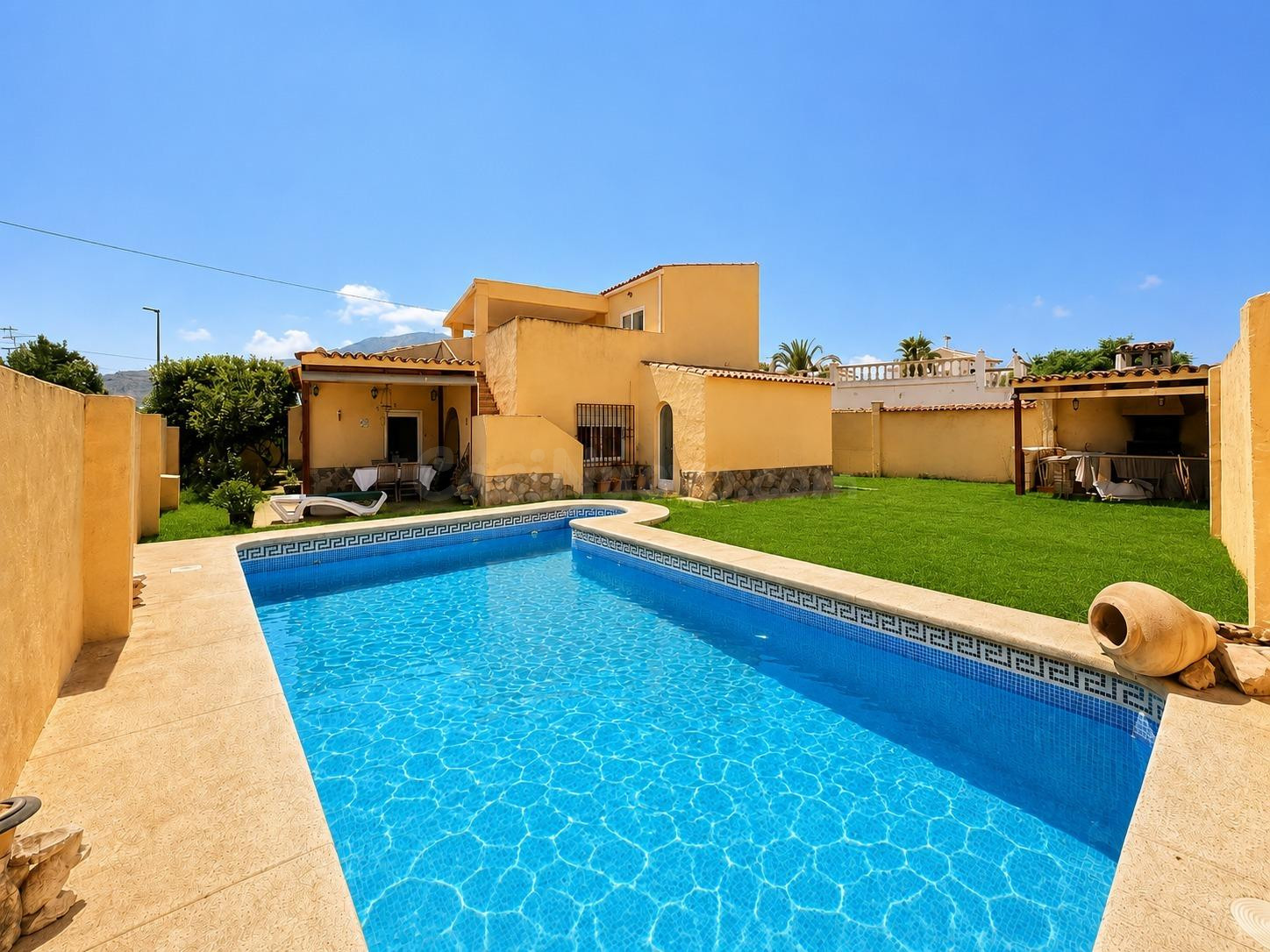 Amplio chalet independiente de 5 dorm. con parcela de 600m2 en zona McDonalds del Albir - www.inmobiliarialesdunes.com