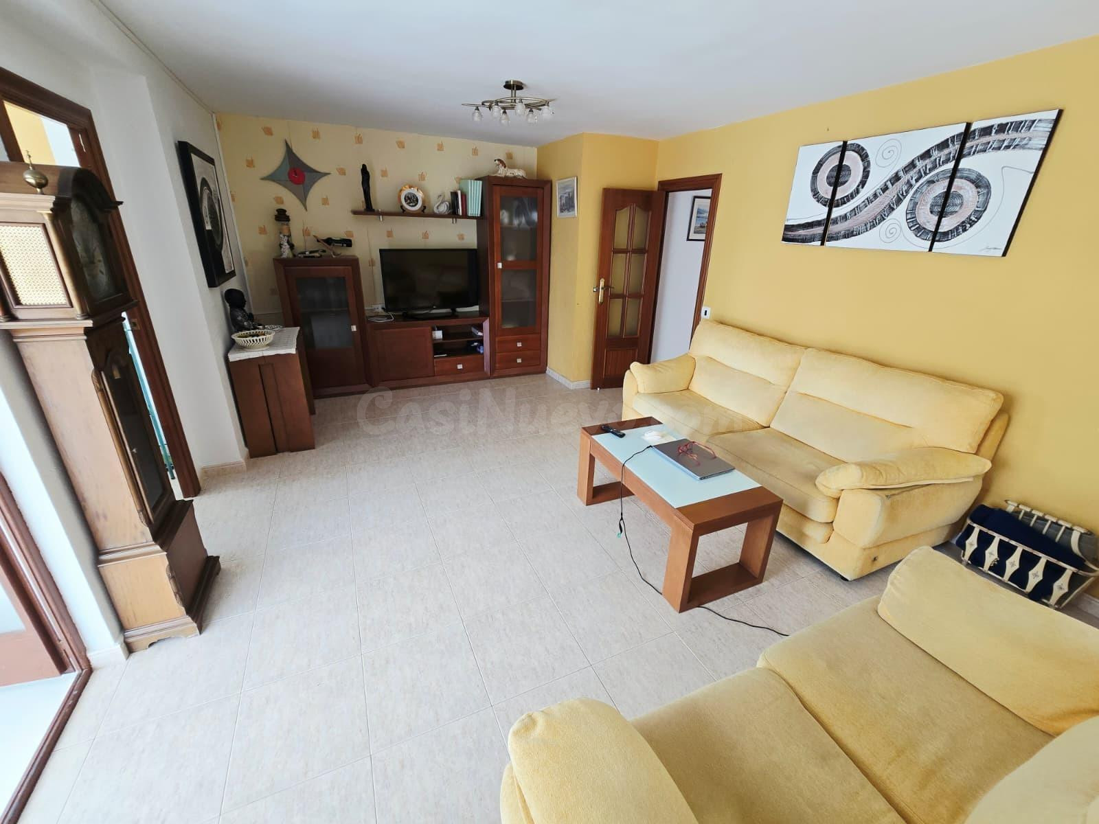 Apartamento en zona Centro-Levante. Tiene 3 habitaciones, 2 baños, parking comunitario.