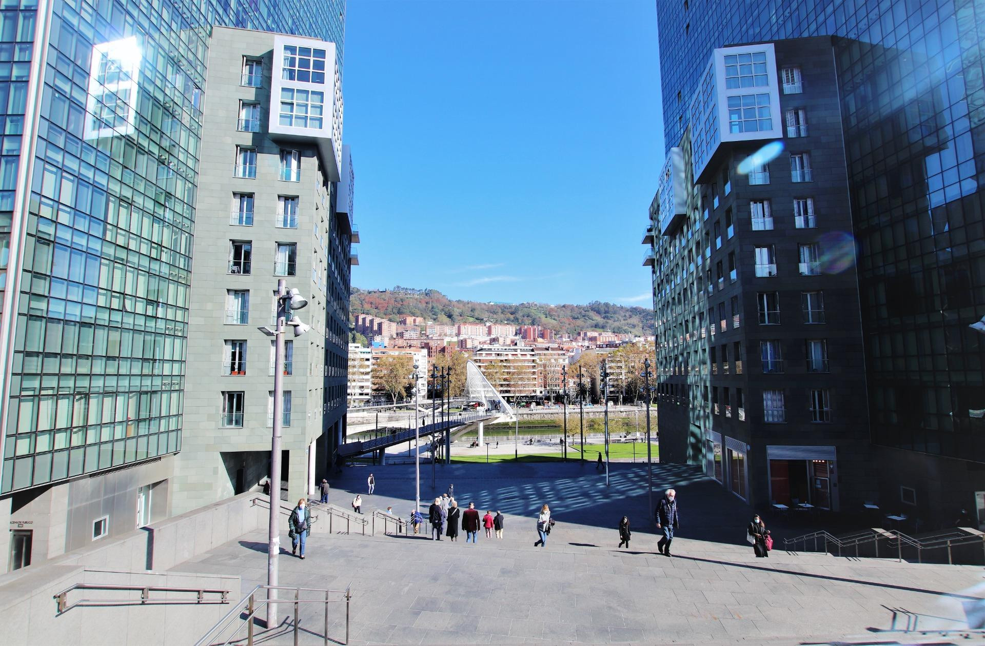 Se Alquila Bonito Apartamento con Vistas a la Ria en Zona Albia