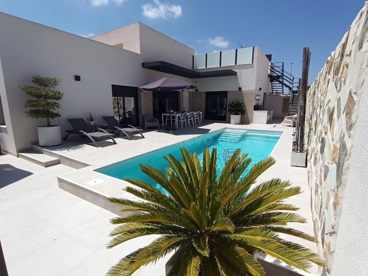 VILLA CON PISCINA PRIVADA EN DAYA NUEVA