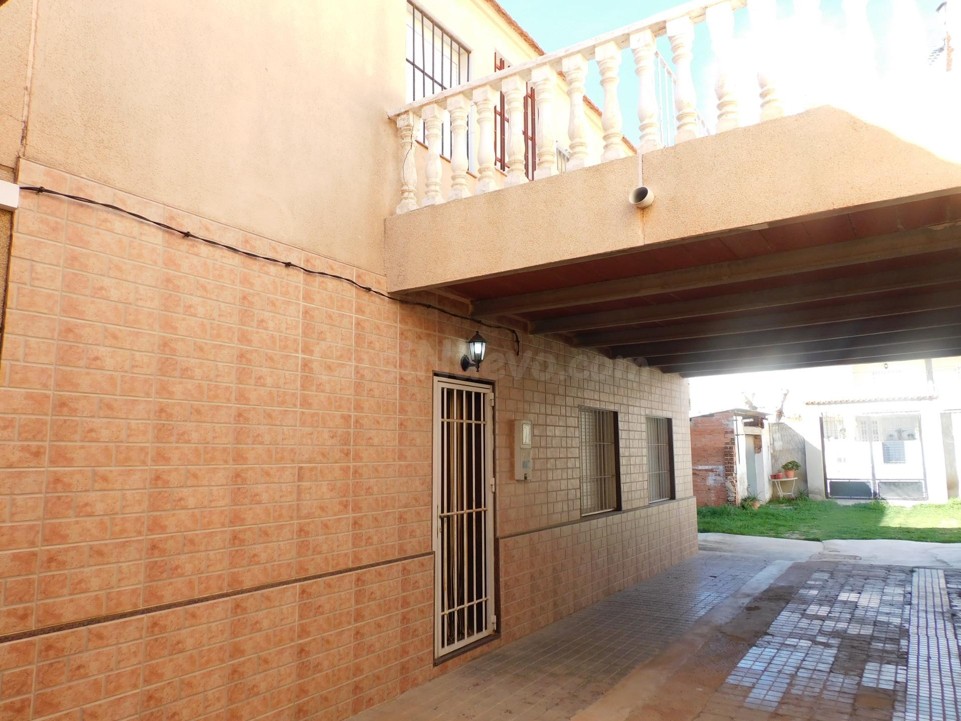 VIVIENDA EN ESQUINA EN 2 PLANTAS 128 M2 EN LAS VILLAS CON 6 DORMITORIOS, 2 BAÑOS, GARAJE CERRADO PRIVADO.