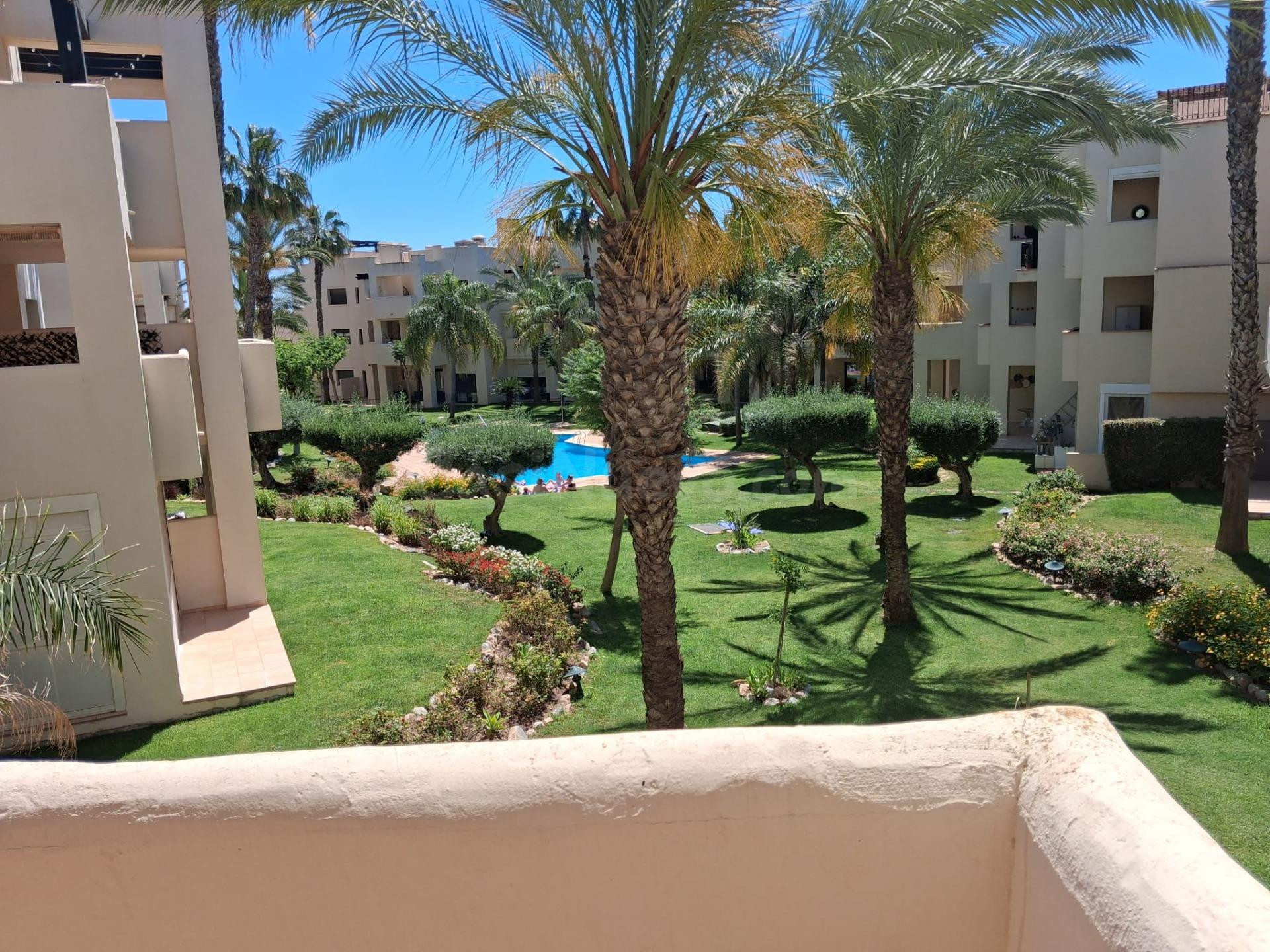 SE ALQUILA EN URBANIZACIÓN RODA GOLF, TRES habitaciones, DOS ASEOS Y PISCINA COMUNITARIA