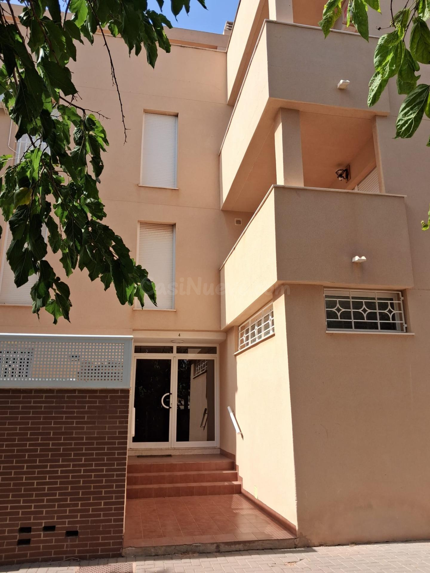 Se vende piso en Los Urrutias en Segunda Planta con ascensor, tres habitaciones, dos aseos.