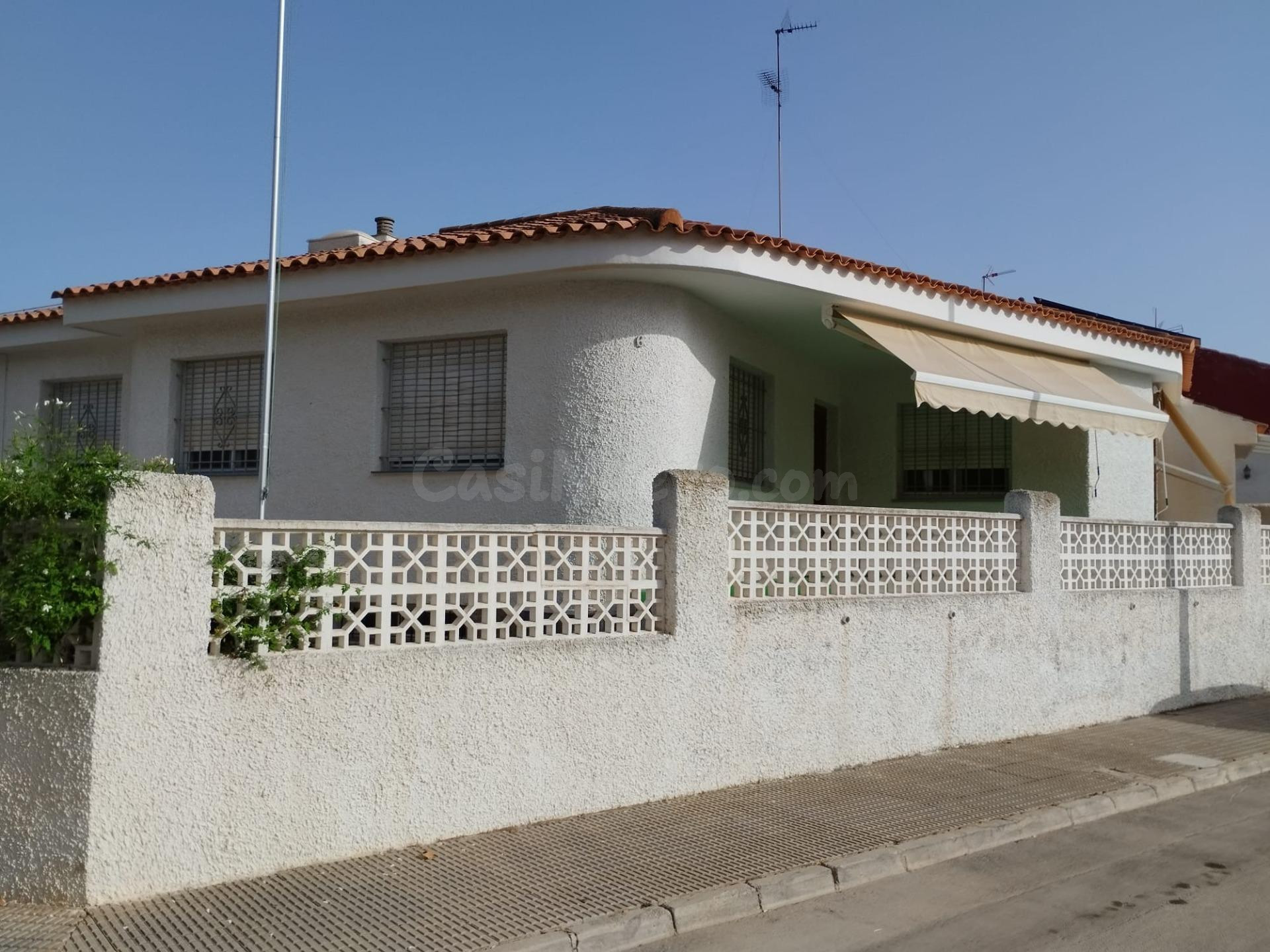 Se vende casa en la mejor zona de San Javier todo en planta baja con cuatro habitaciones y dos aseos