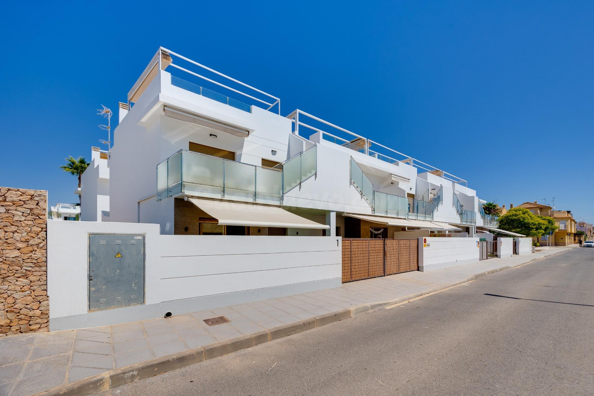 SE VENDE APARTAMENTO CON SOLARIUM EN PILAR DE LA HORADADA, DOS habitaciones Y DOS ASEOS.