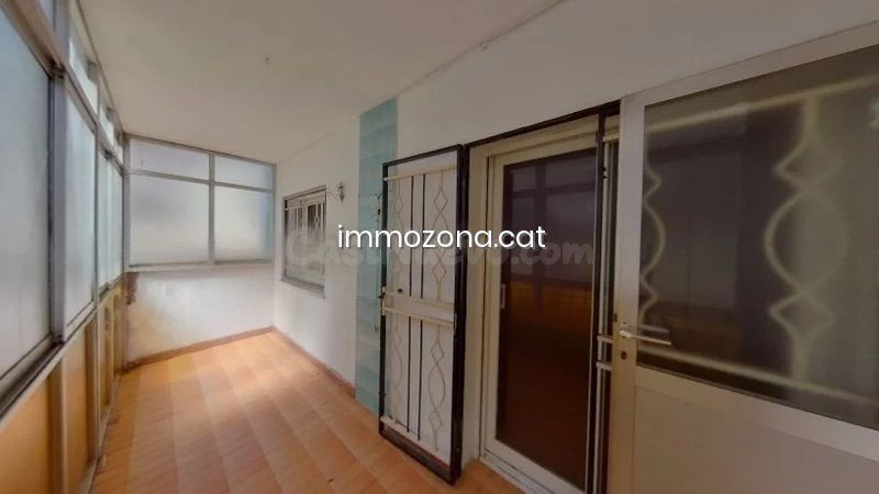 PISO 105 M2, 3 habitaciones, 2 BAÑOS, GRAN BALCÓN, PRIMERA PLANTA SIN ASCENSOR CARRER JOSEP CARNER