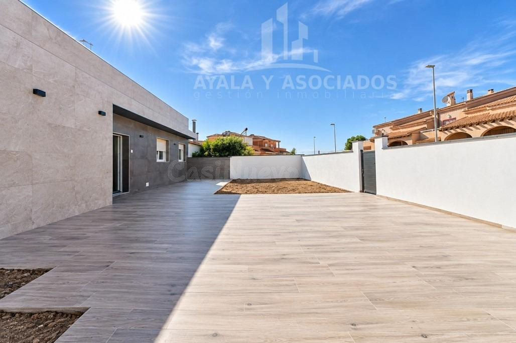 CHALET RECIENTEMENTE REFORMADO CON PISCINA PRIVADA EN POZO ESTRECHO