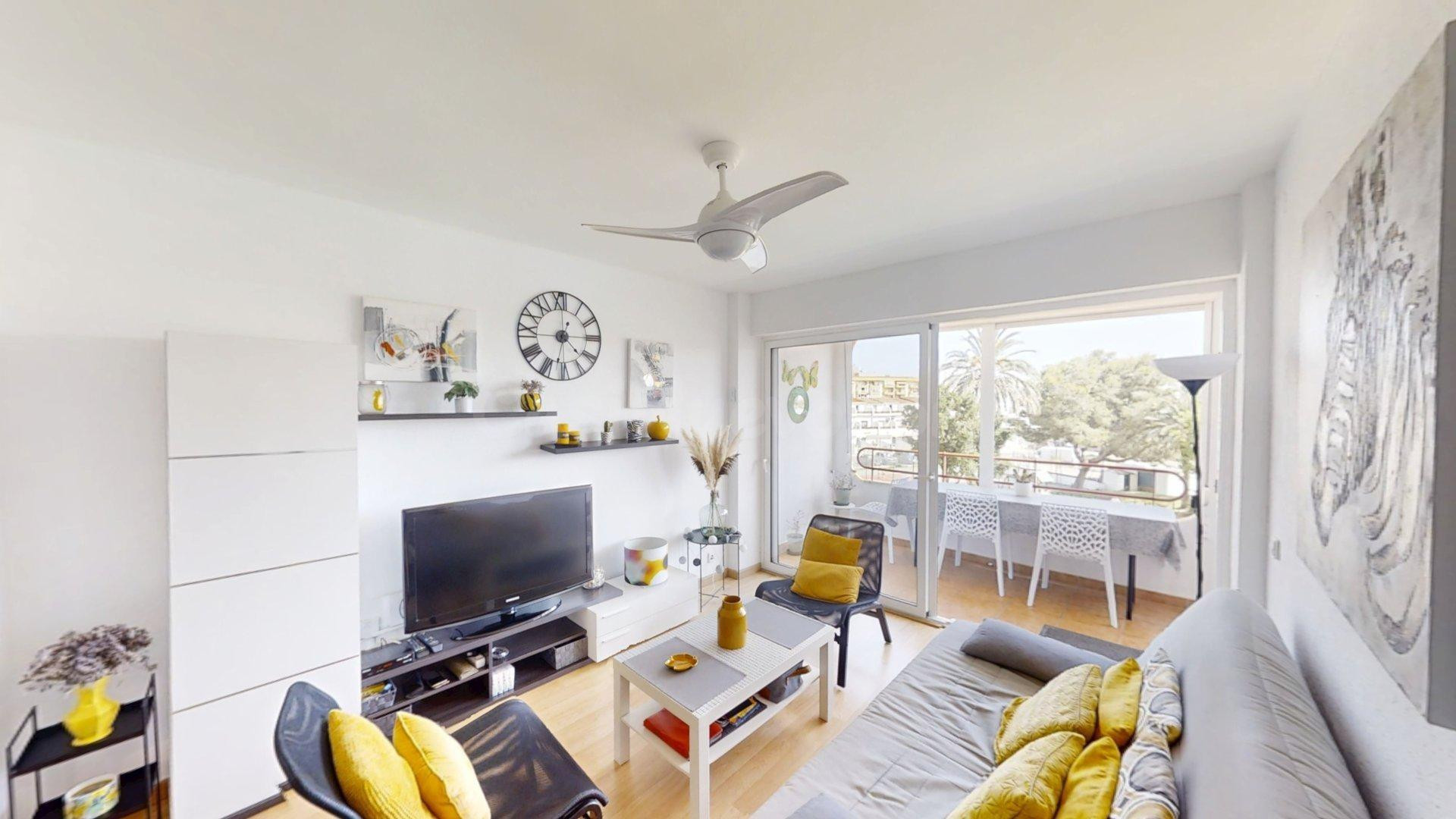 apartamento con amplia terraza con vistas al mar y al canal, orientación sureste