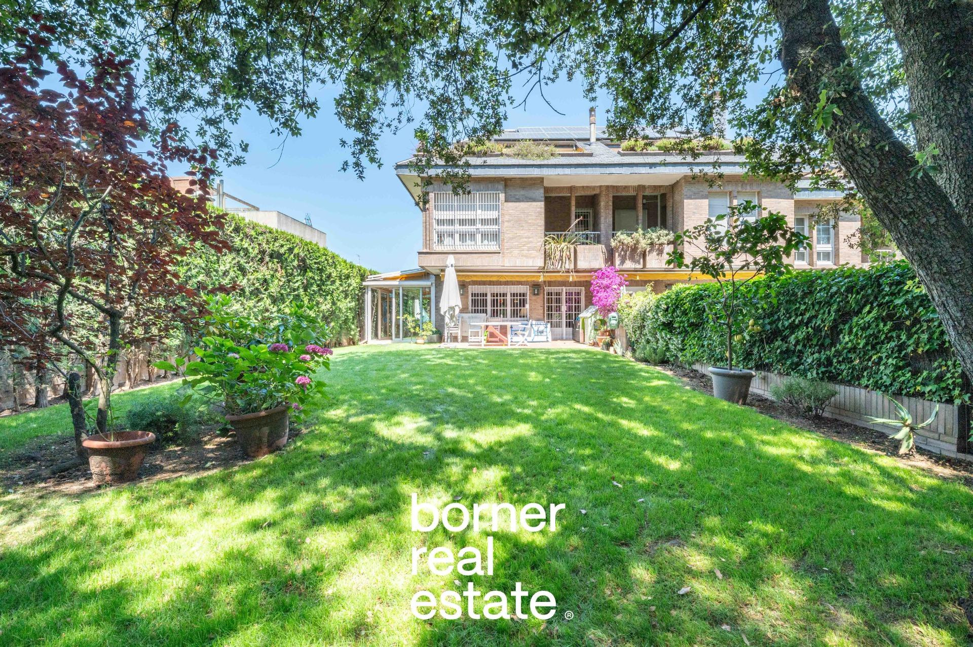 Exclusiva casa esquinera de 386m2 con jardín privado y piscina en L’Eixample.