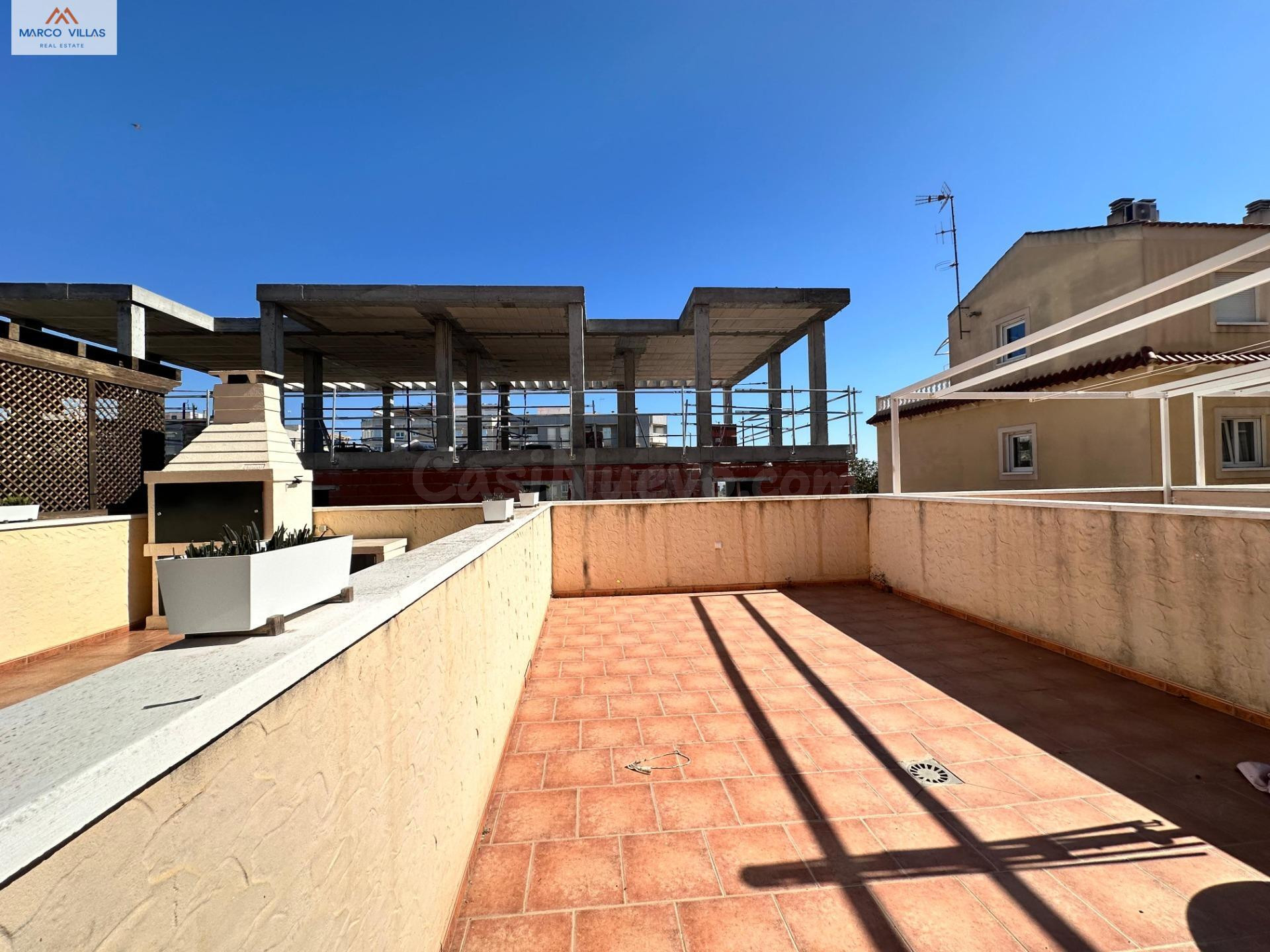 Triplex con garaje y piscina a pocos minutos de la playa de Guardamar del Segura -255MV- Marco Villas Real Estate en Guardamar del Segura