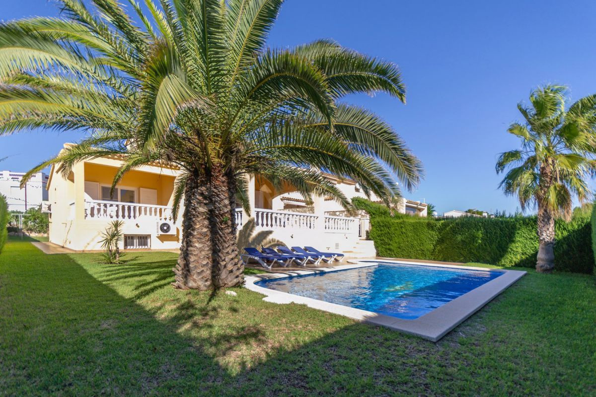 Magnifica villa de 347m2, situada a 1ª línea de mar