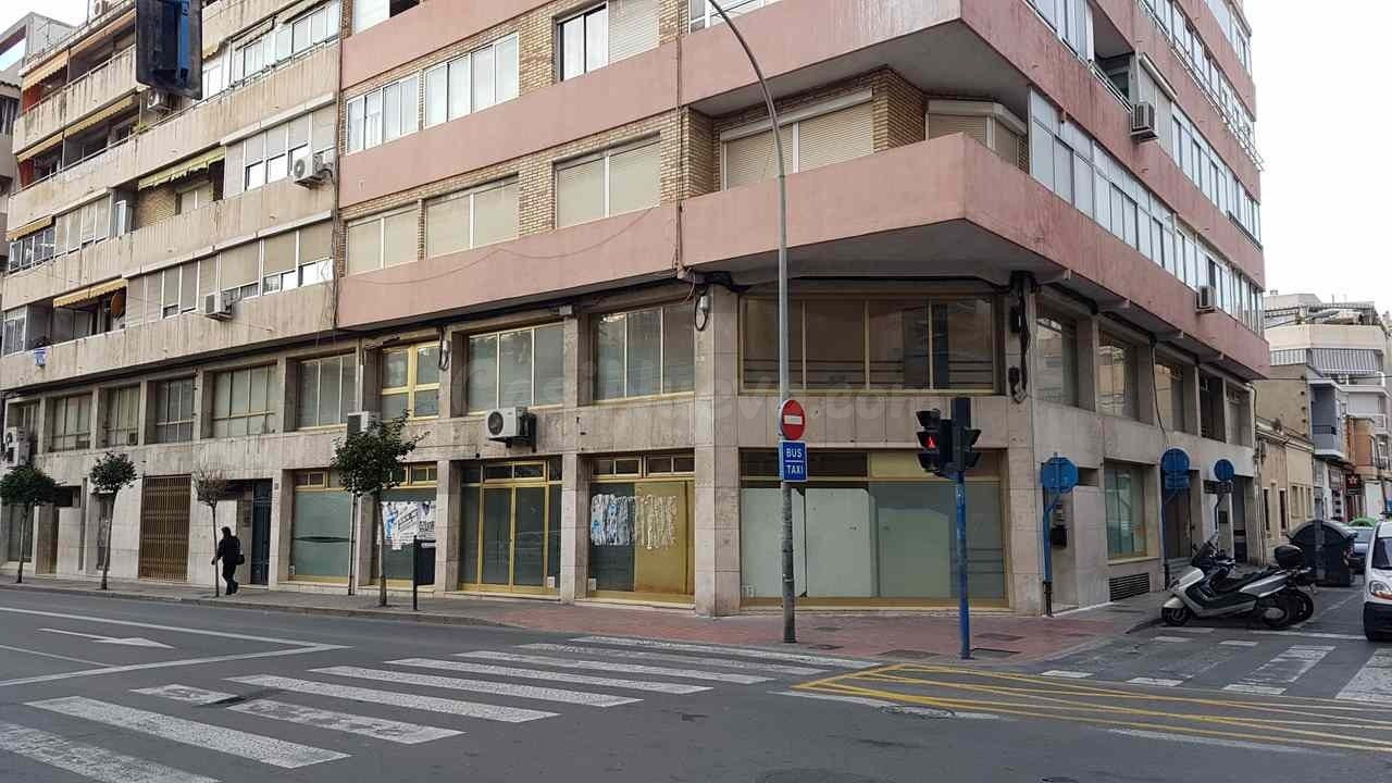 Local en entresuelo esquina apto para cualquier negocio