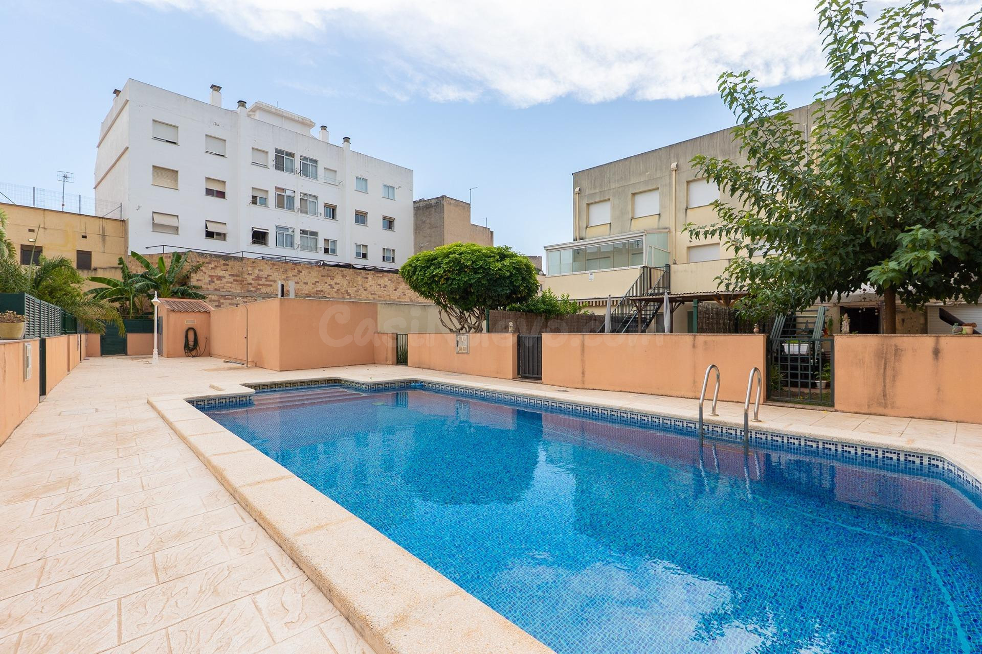 Casa adosada con ascensor, amplios espacios y piscina comuni - foto 2