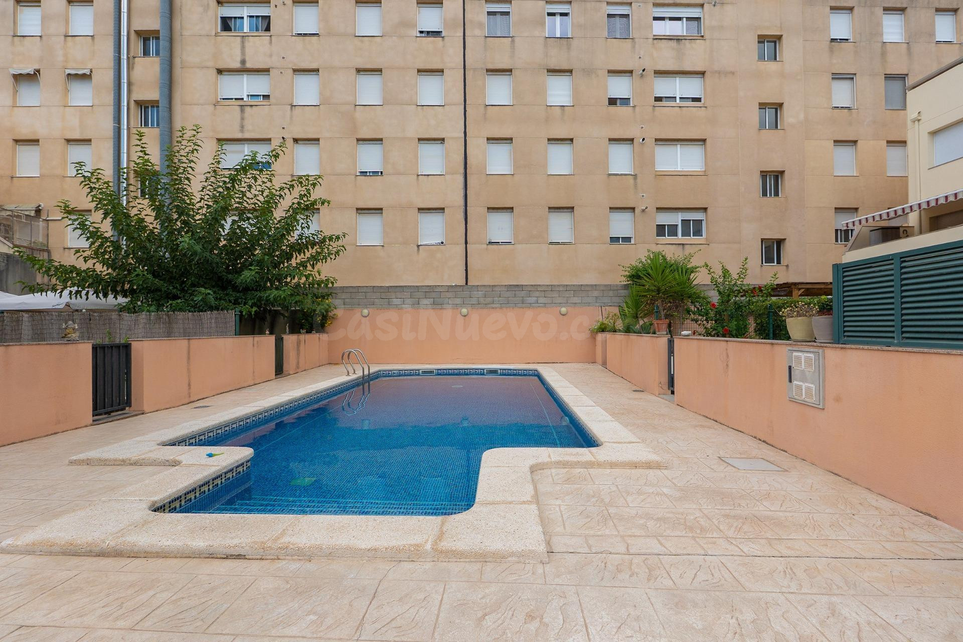 Casa adosada con ascensor, amplios espacios y piscina comuni - foto 3