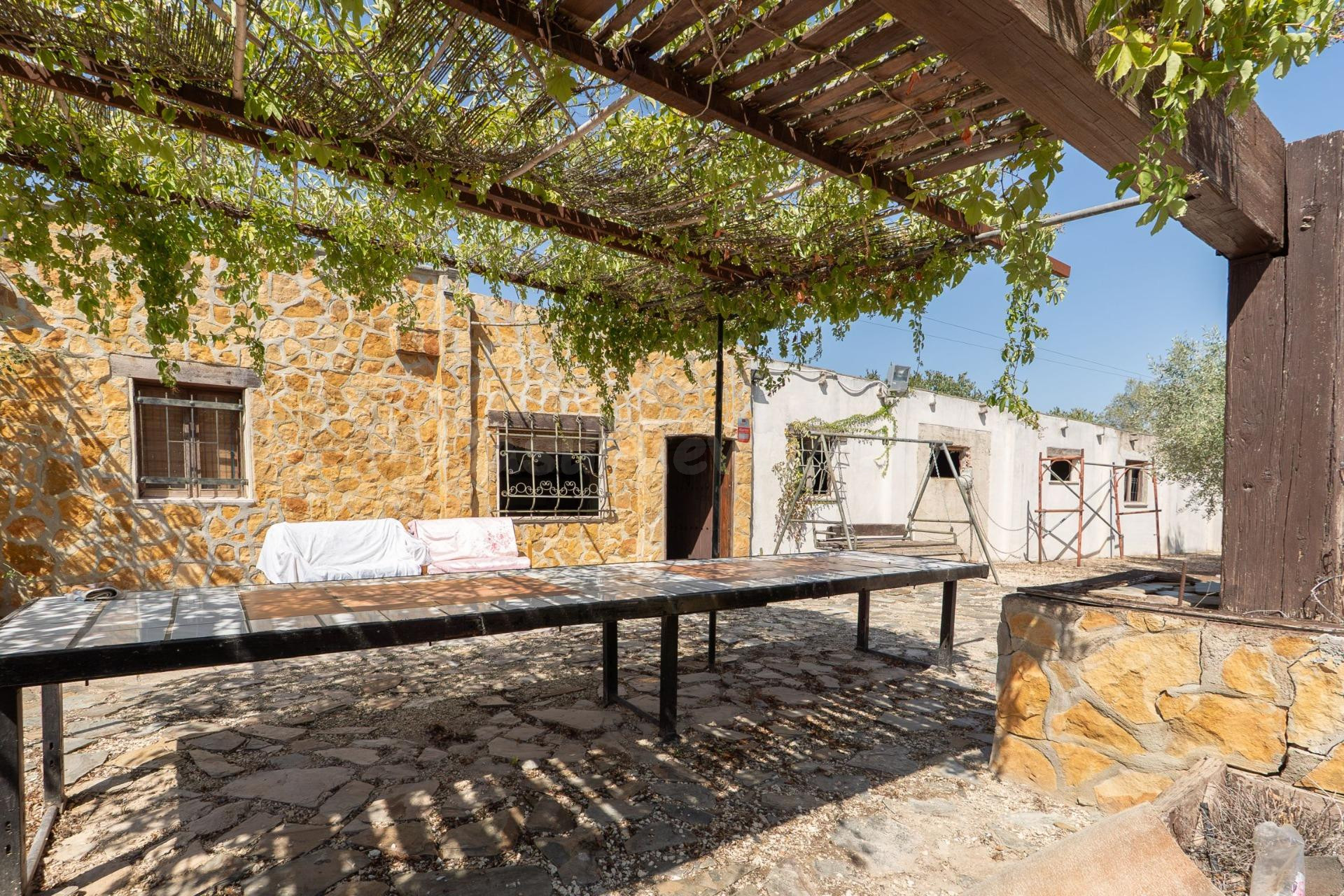 Finca rustica en Santa Bárbara con caseta de campo y amprivios