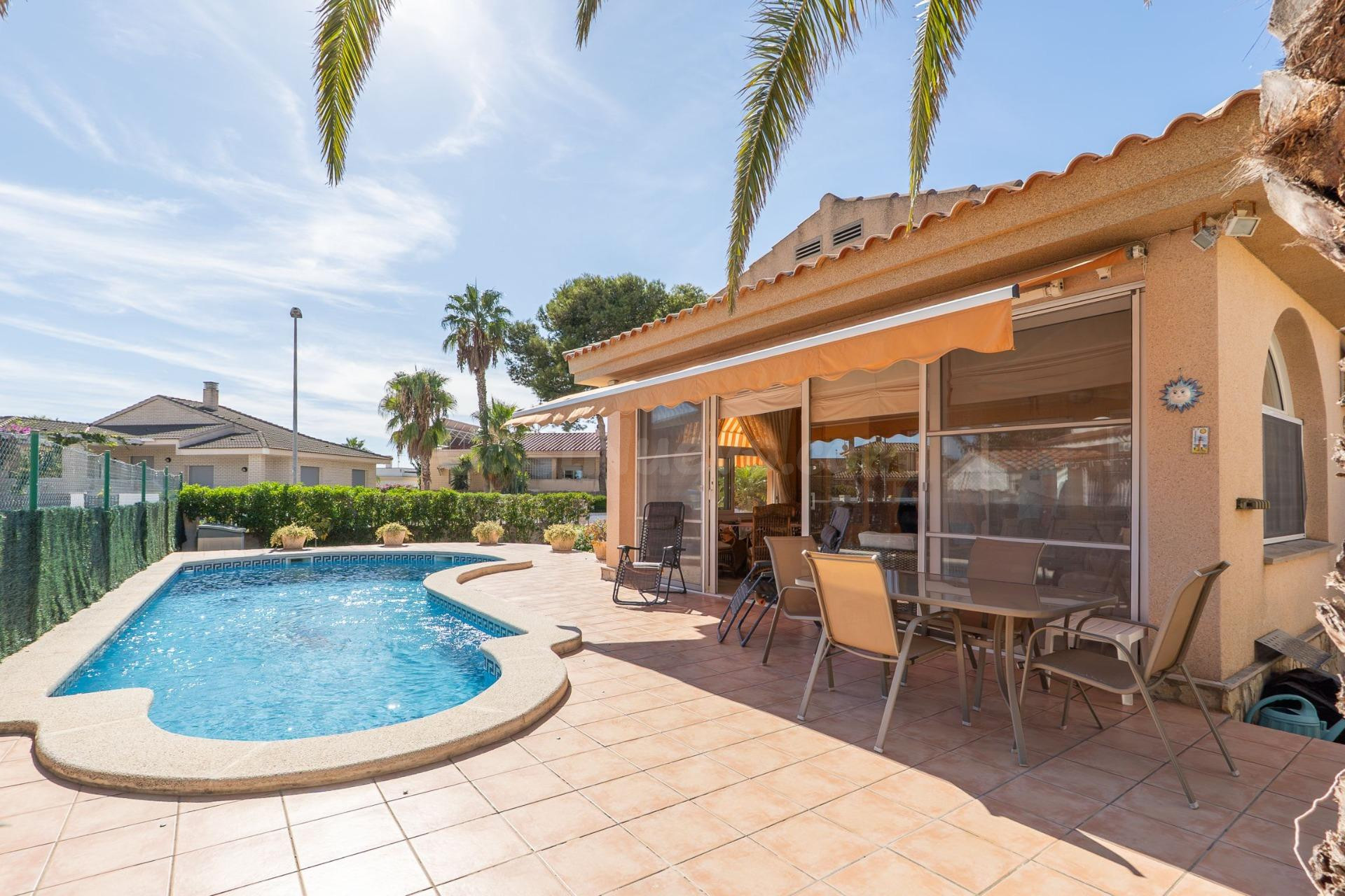 Casa en Riumar con parcela de 600 m2, piscina, almacén y jar