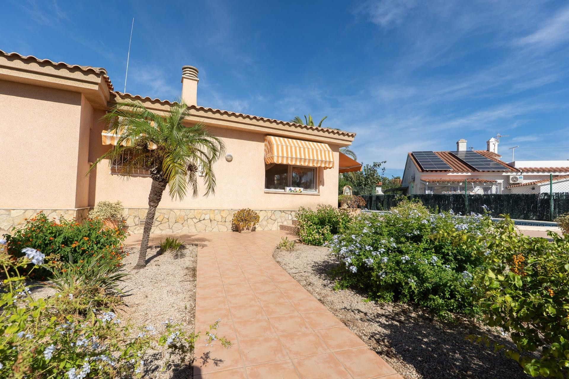 Casa en Riumar con parcela de 600 m2, piscina, almacén y jar - foto 2