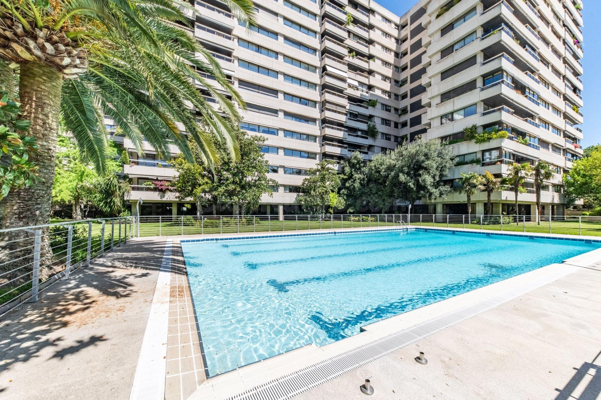 ,Se alquila amplio piso en edificio de lujo en julio Palacios, con piscina y amplios jardines y vigilancia 24 horas.
