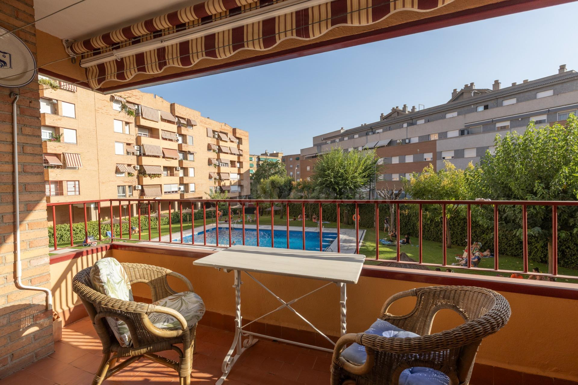 PISO DE 4 DORMITORIOS Y PISCINA EN URB. LAS BRISAS, LA CHANA