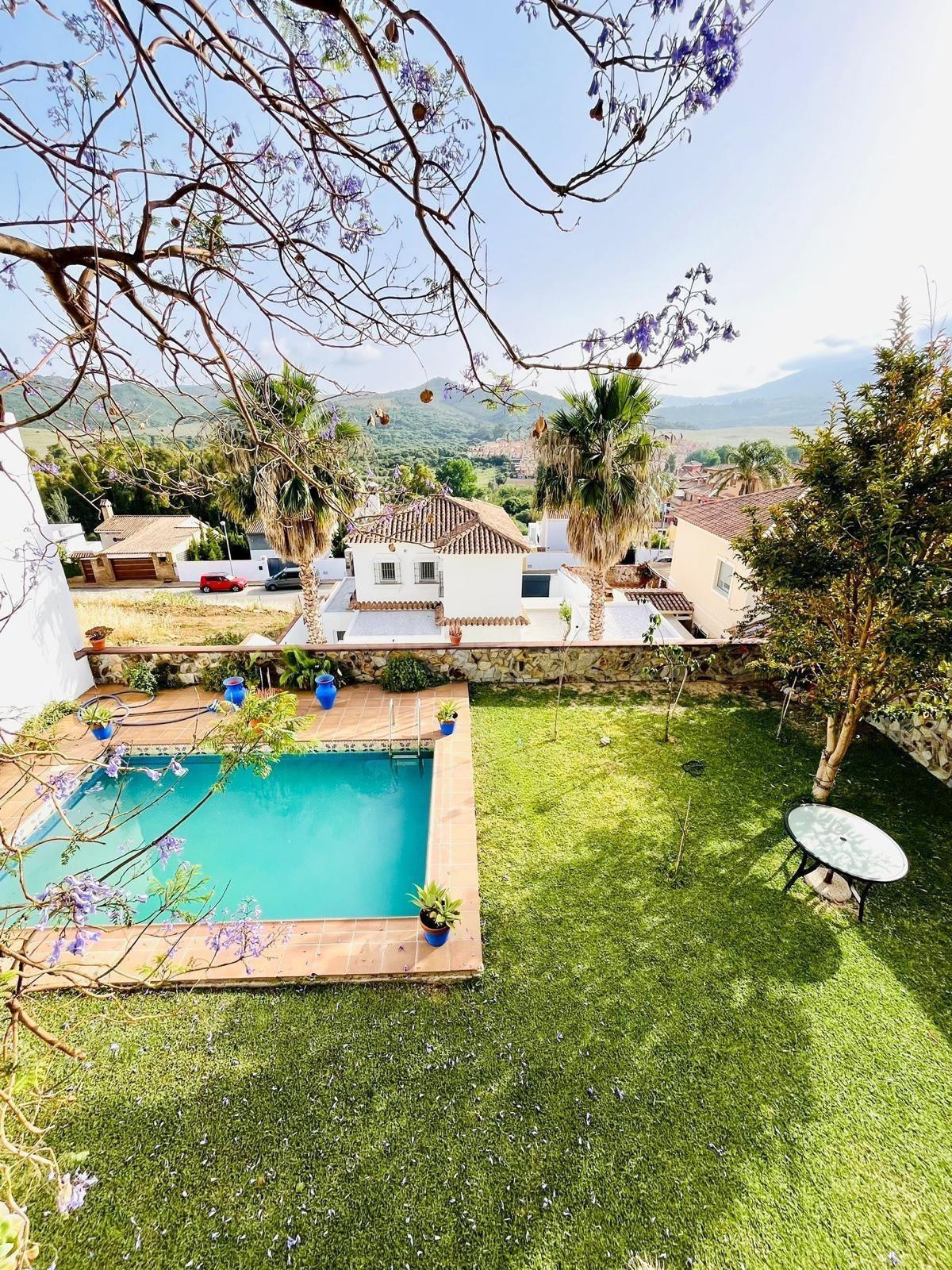 Se vende Chalet con piscina en Getares