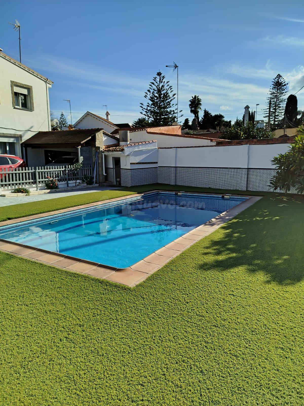 Se vende chalet independiente de 5 dormitorios con una parcela de 1.057 m2 en la colonia San Miguel, Algeciras.