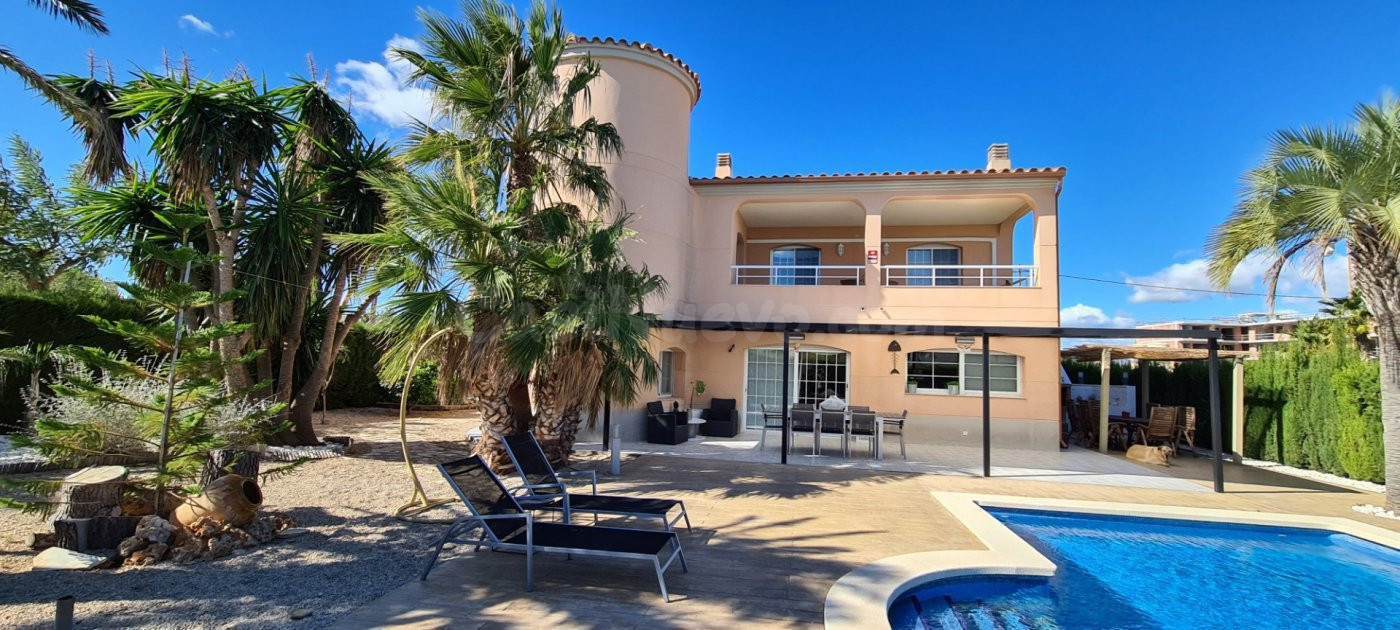 Gran chalet unifamiliar de 360 M2 en magnífica parcela esquinera con fantásticas vistas del mar