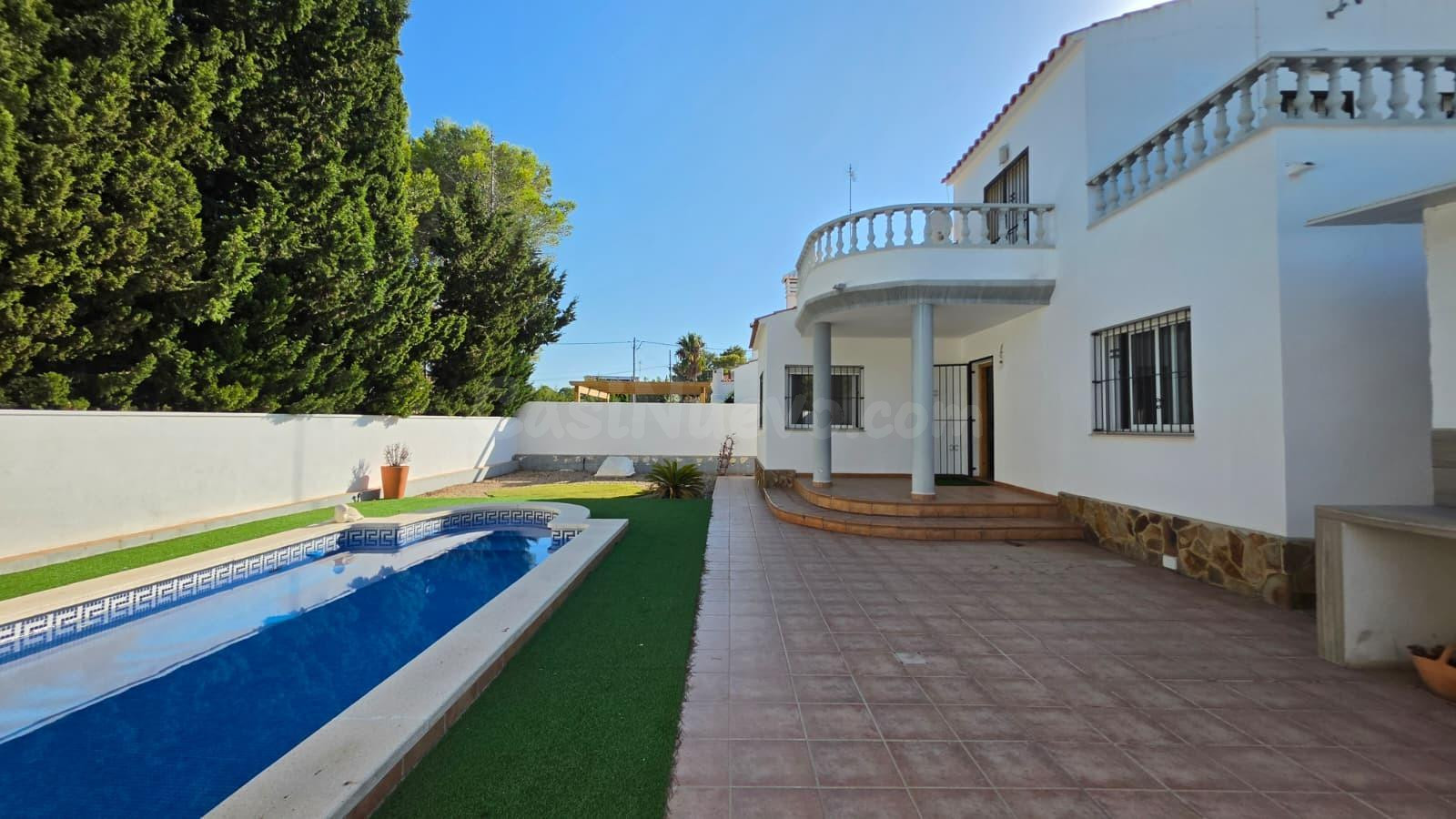 Espacioso Chalet con Piscina y Amplia Parcela en L’Ametlla de Mar