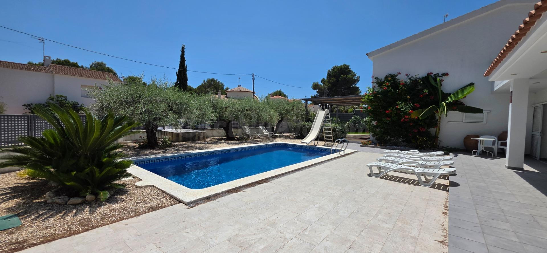 Exclusivo Chalet Reformado con Piscina Privada, a Solo 100 Metros del Mar en l'Ametlla de Mar
