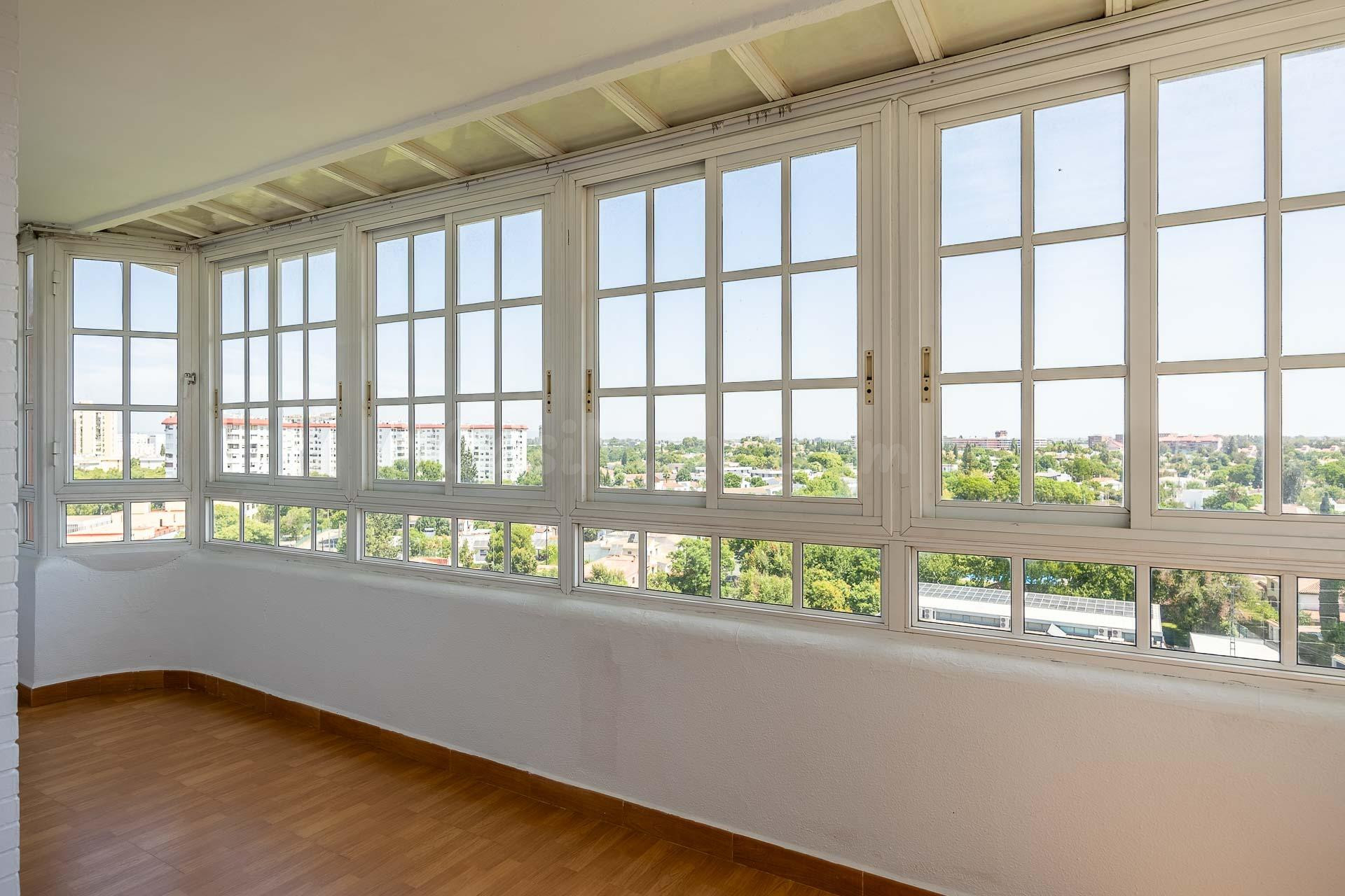 Piso de lujo con terraza acristalada, garaje y trastero en Santa Clara de Cuba. Sevilla