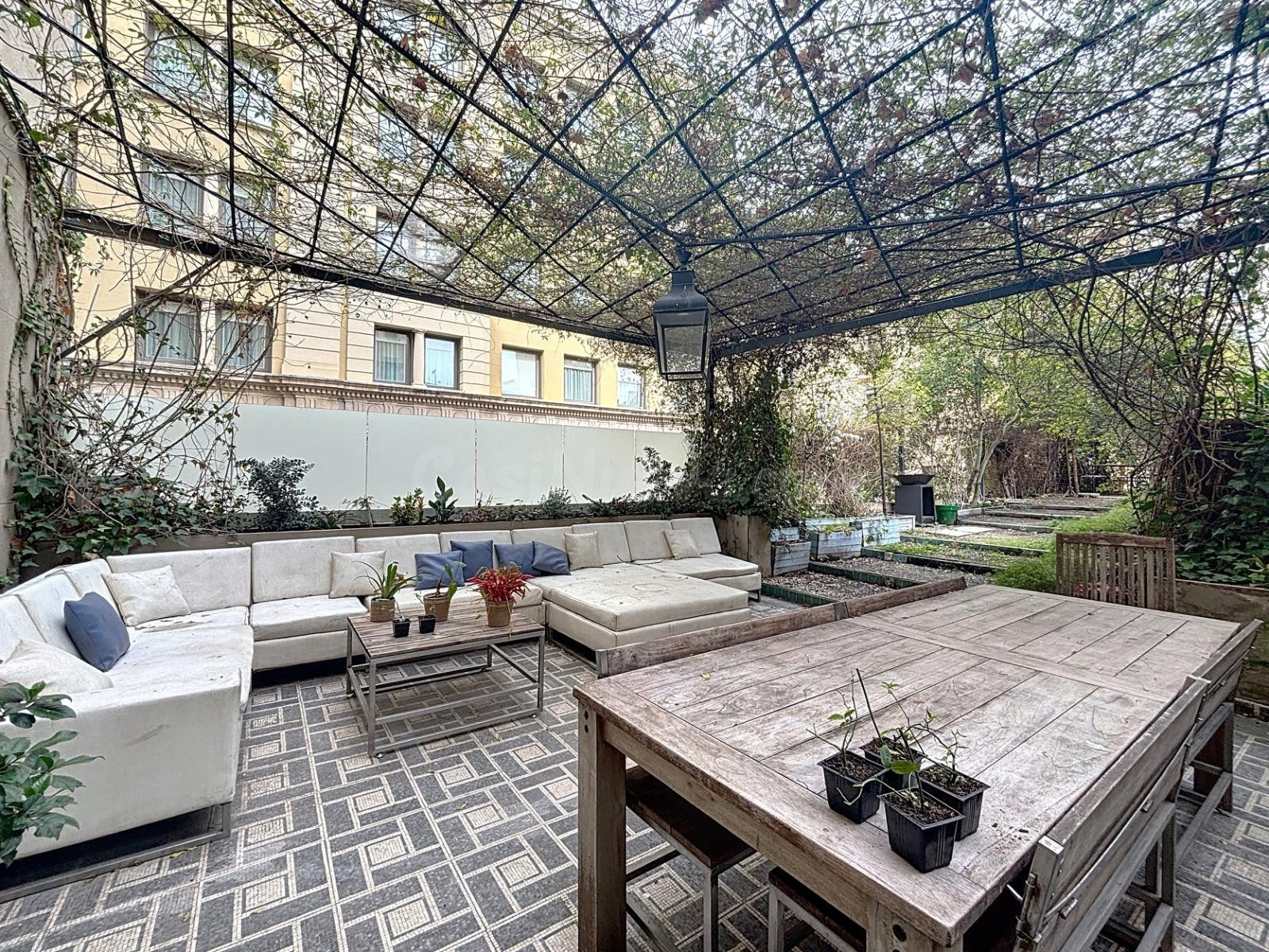 Encantadora oficina de 110 m2 con Jardín de 50 m2 en el Corazón de Barcelona
