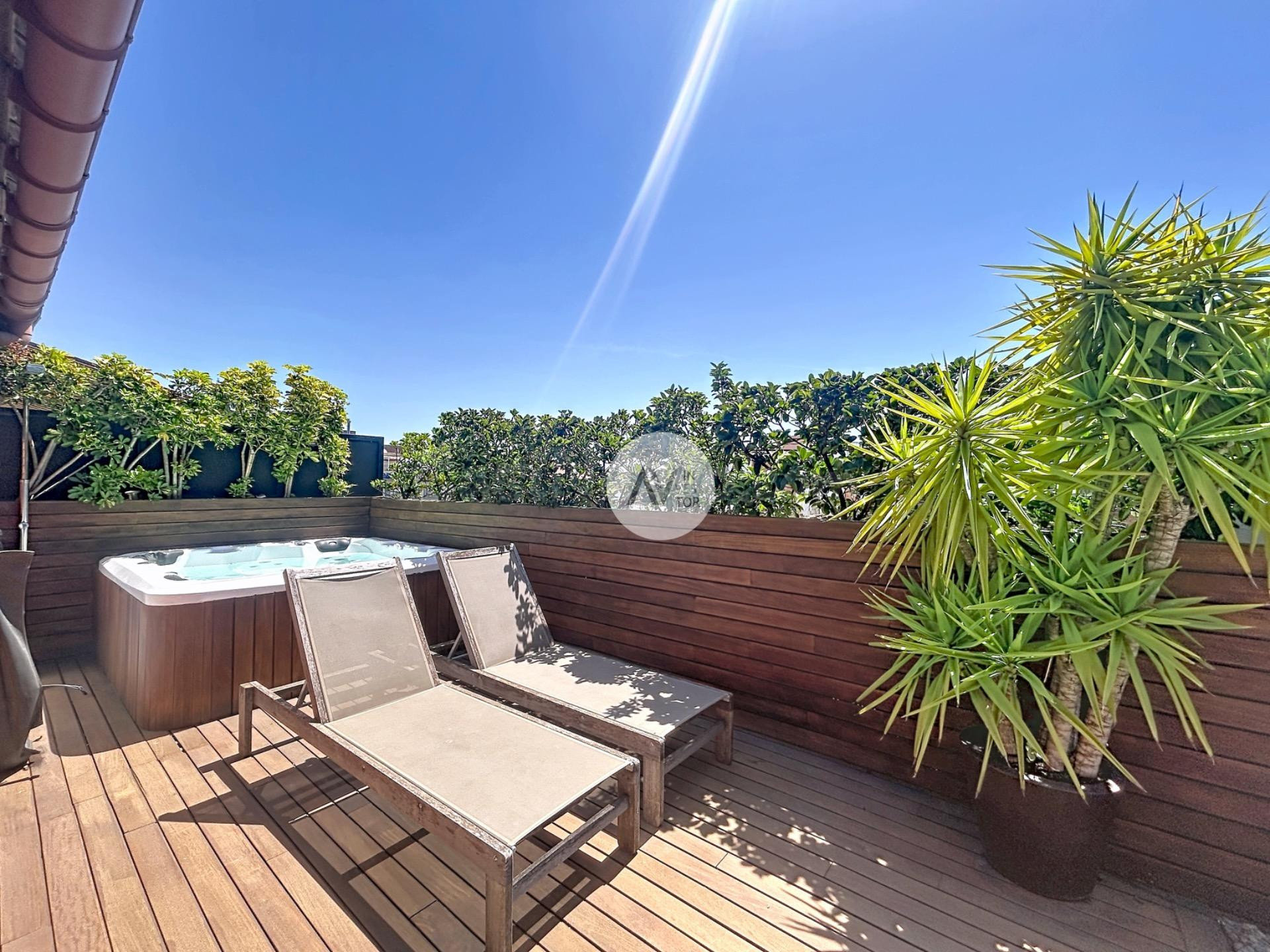 Ático con terraza privada, jacuzzi y parking  Dreta de l'Eix