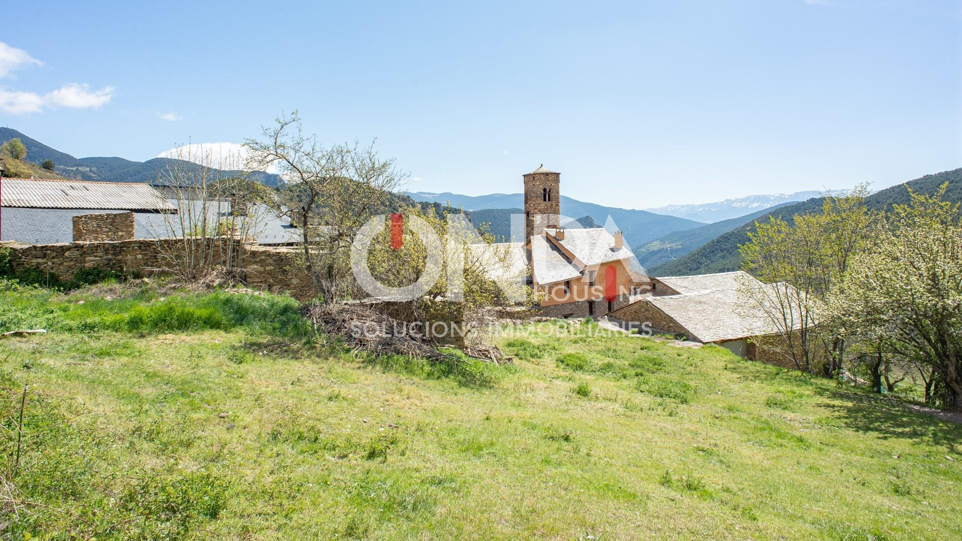 ¡Oportunidad! Runa urbana con terreno en el Pirineo - foto 2