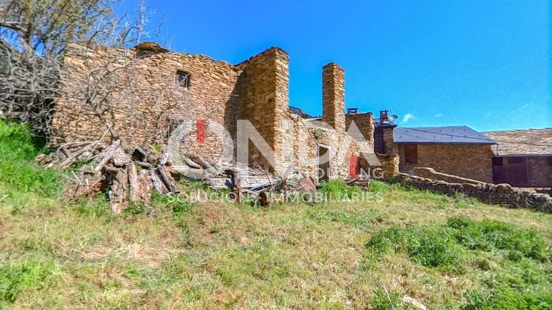 ¡Oportunidad! Runa urbana con terreno en el Pirineo - foto 3