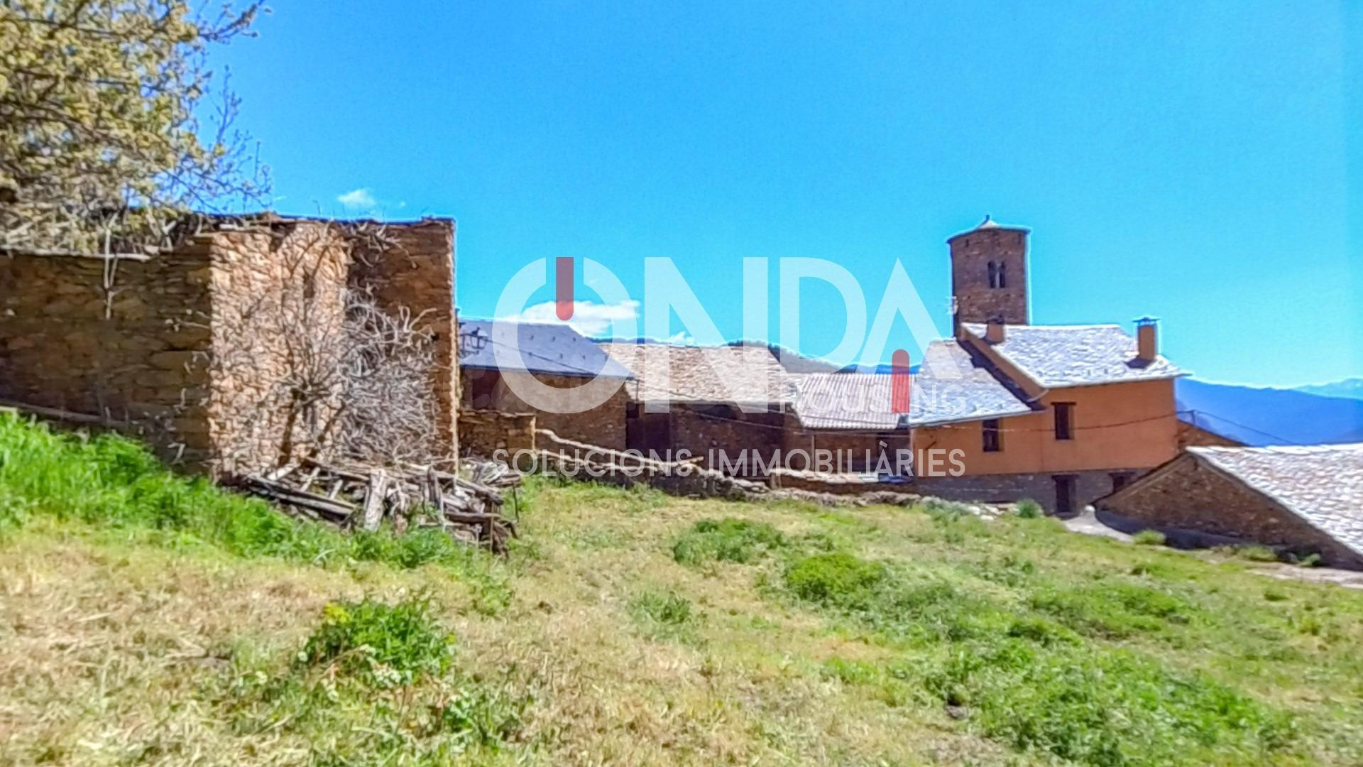 ¡Oportunidad! Runa urbana con terreno en el Pirineo - foto 4