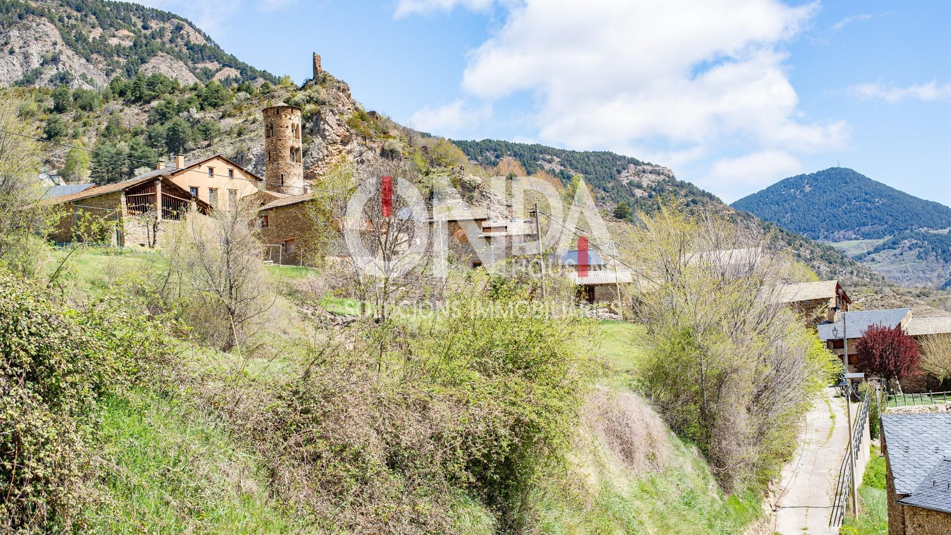 ¡Oportunidad! Runa urbana con terreno en el Pirineo - foto 5
