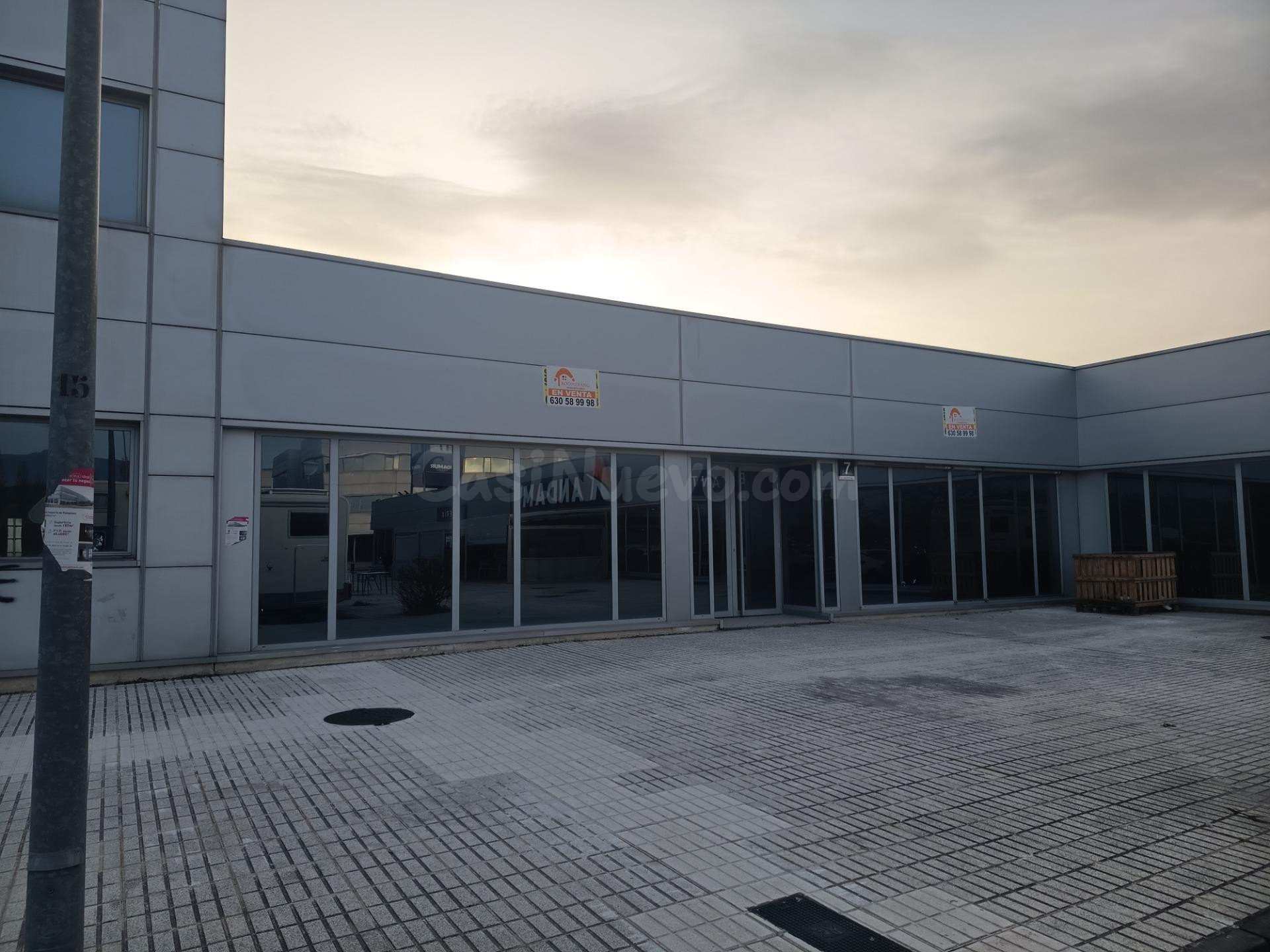 Nave con oficinas en ciudad del transporte
