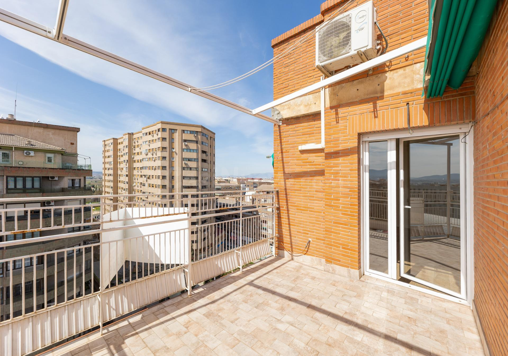 SALE A LA VENTA EXTRAORDINARIO ATICO "REFORMADO" EN GRANADA