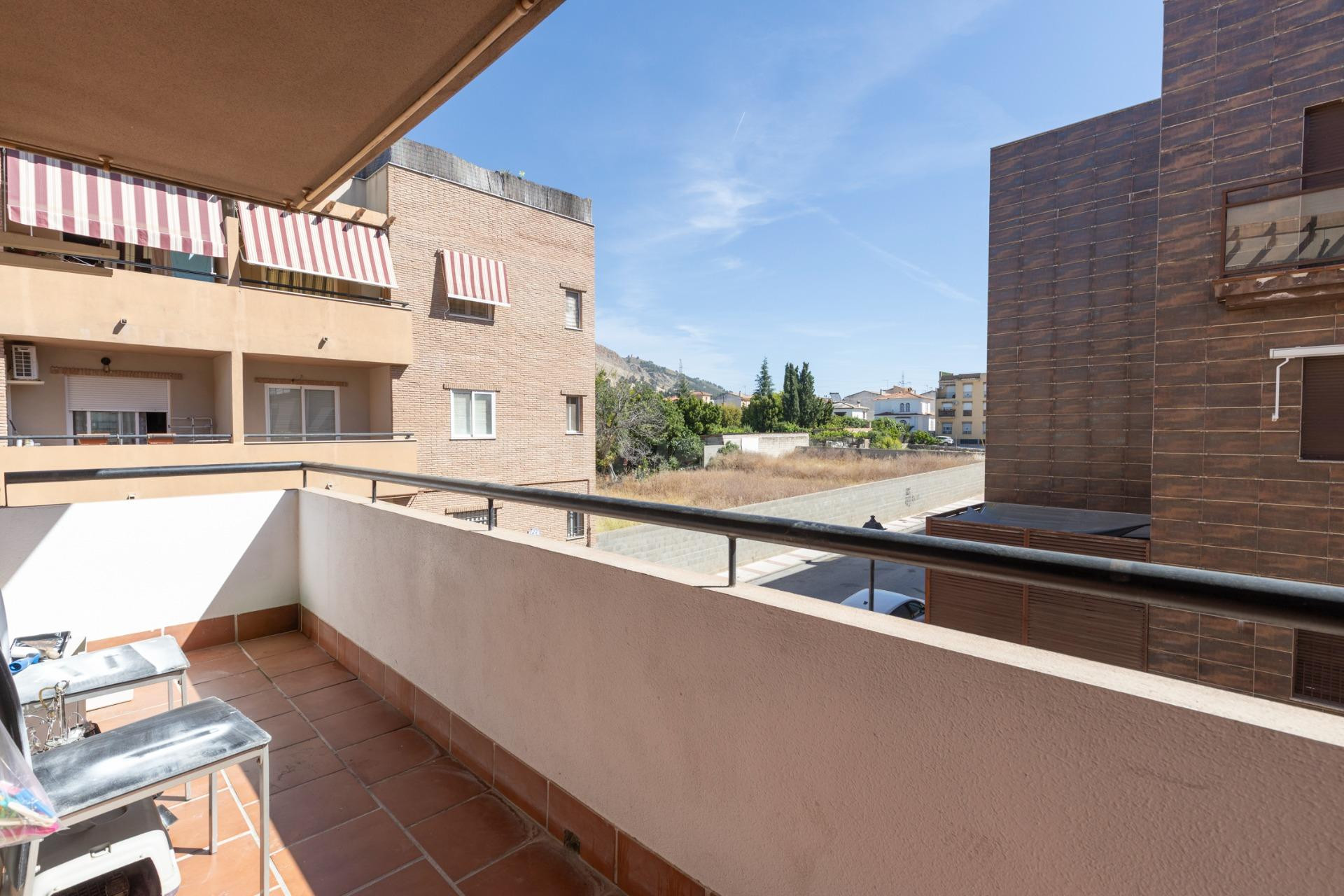 LUMINOSO PISO CON COCHERA EN ZONA RESIDENCIAL TRANQUILA EN ATARFE