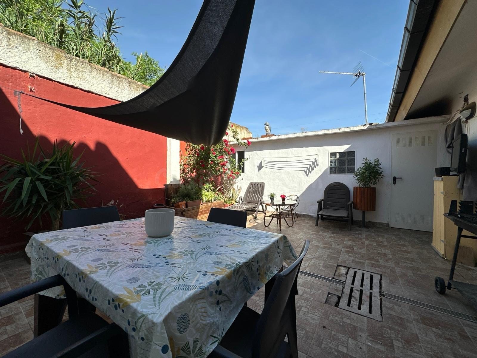 CASA CON TERRAZA EN VENTA EN EL BARRIO OLIVER - foto 2