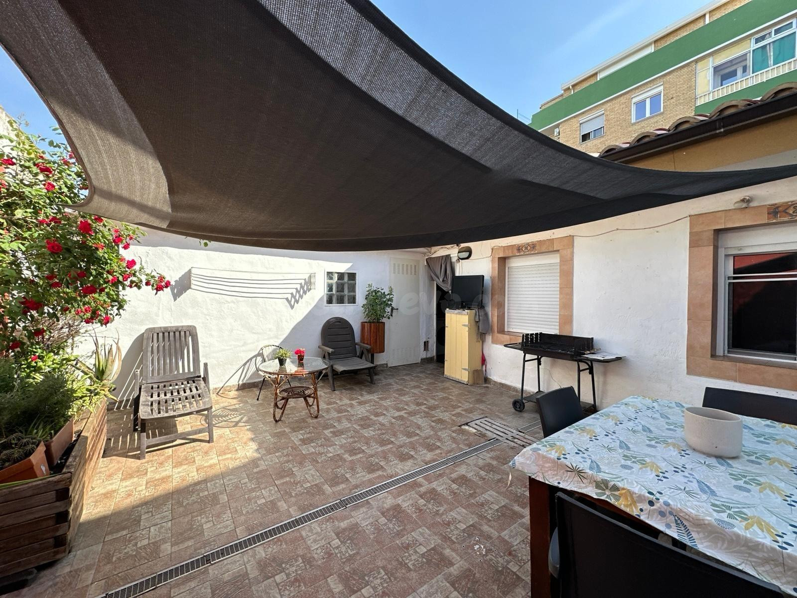 CASA CON TERRAZA EN VENTA EN EL BARRIO OLIVER - foto 3