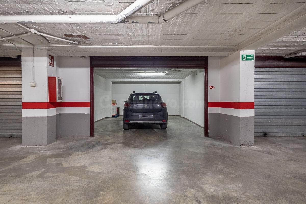 ¡Espectacular Cochera Cerrada para dos Coches en el Corazón de Santa Fe! ️✨