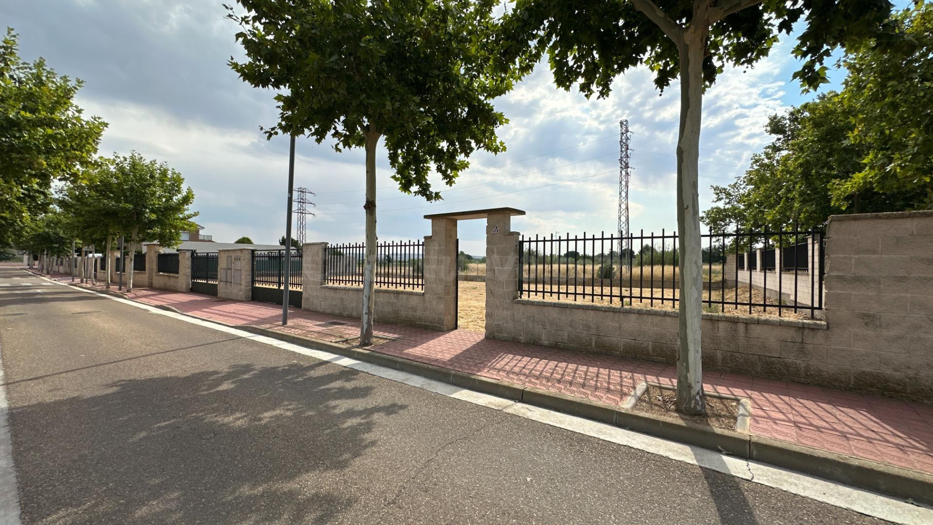 Oportunidad de Construcción Inmediata: Terreno Urbano en Ute