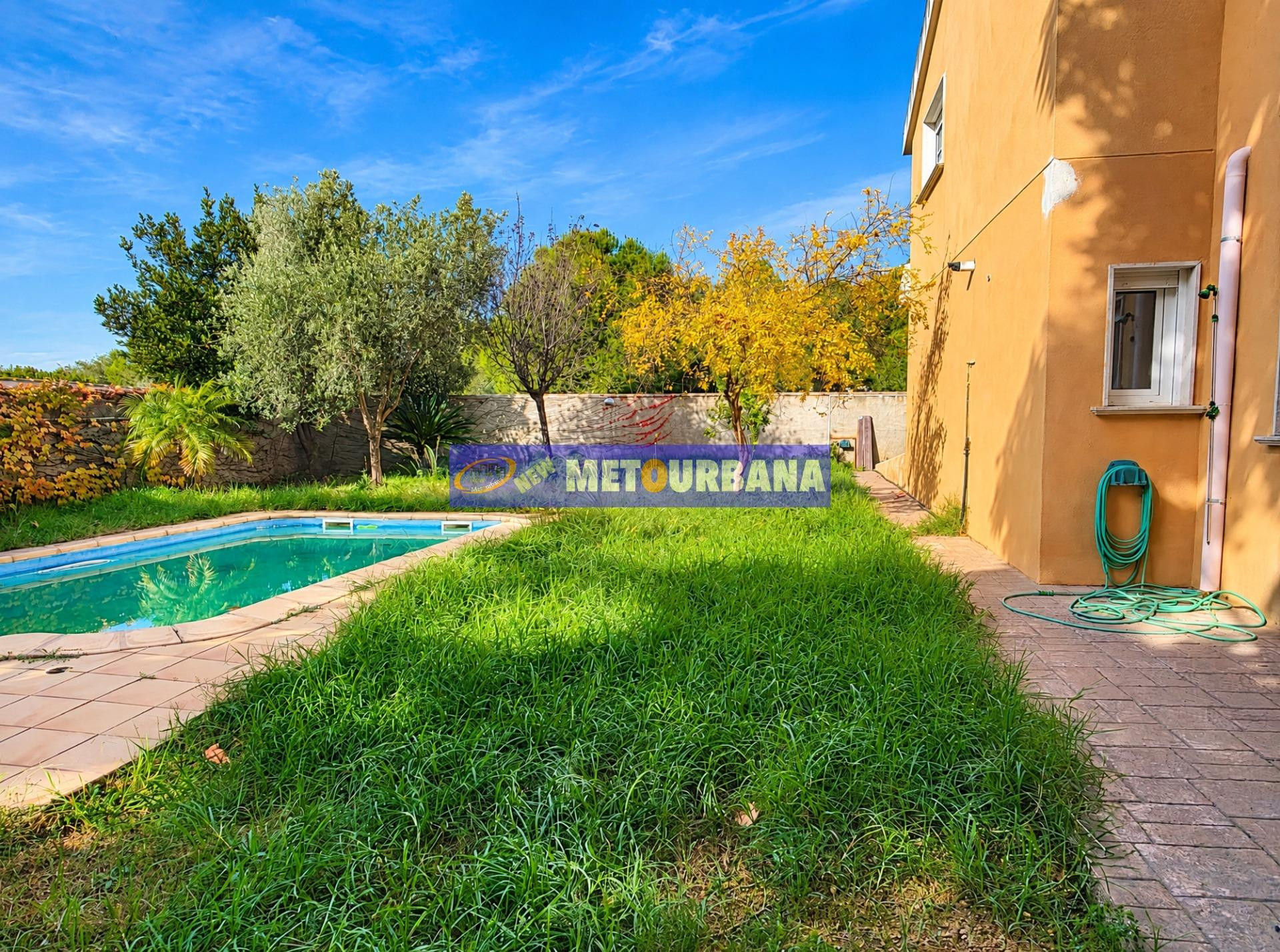 EXCLUSIVO CHALET INDEPENDIENTE CON GRAN JARDIN Y PISCINA EN VINAROZ