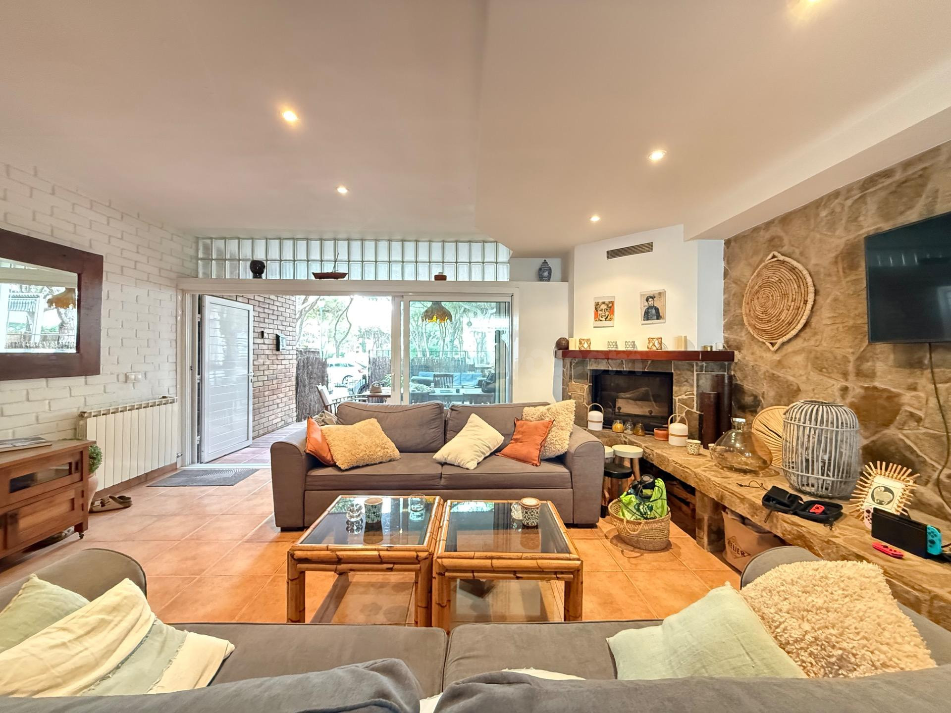 Vive a 2 minutos de la playa: casa reformada con licencia tu - foto 3