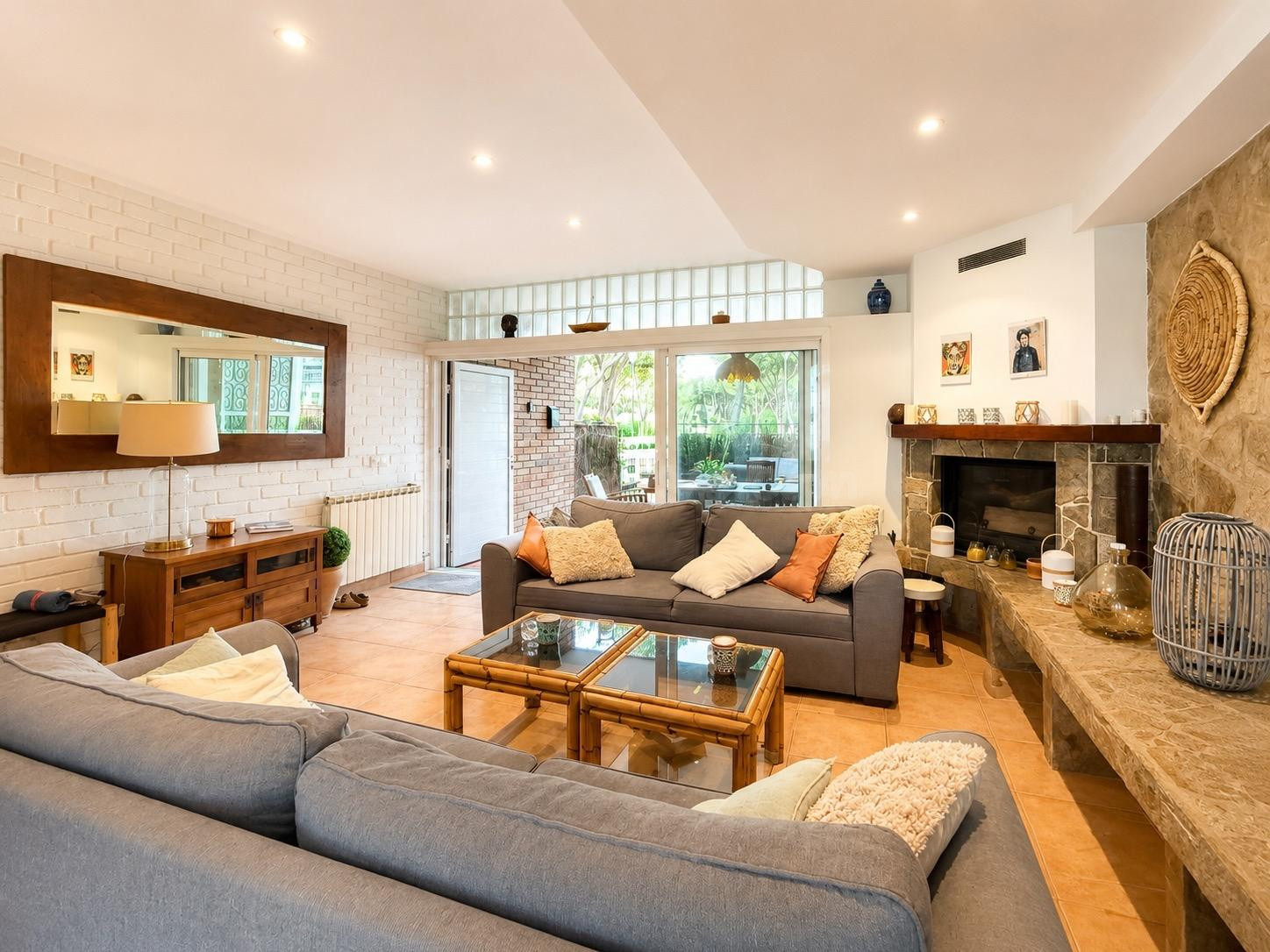 Vive a 2 minutos de la playa: casa reformada con licencia tu - foto 4