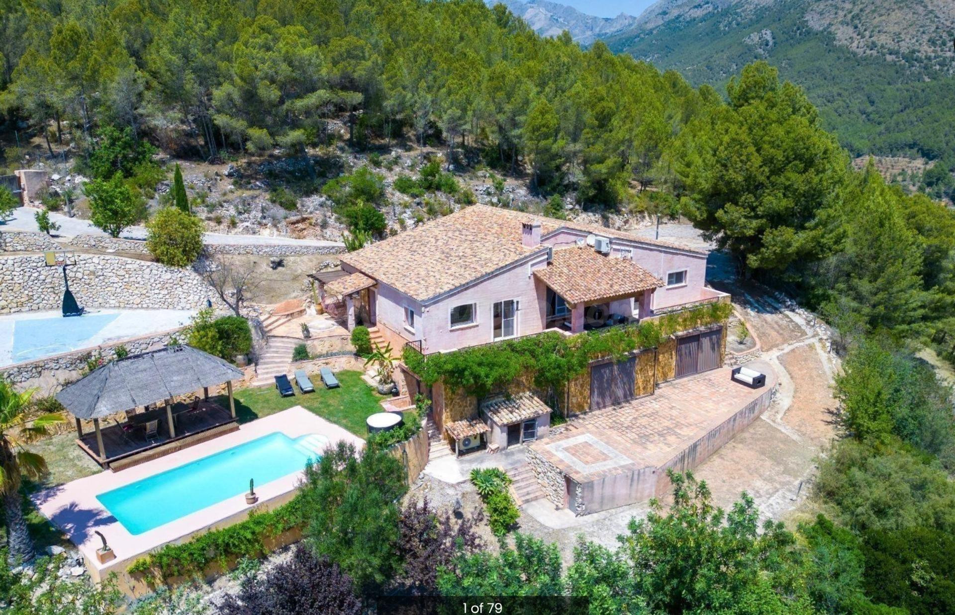 Espectacular Villa con Vistas Panorámicas al Mar y la Montaña
