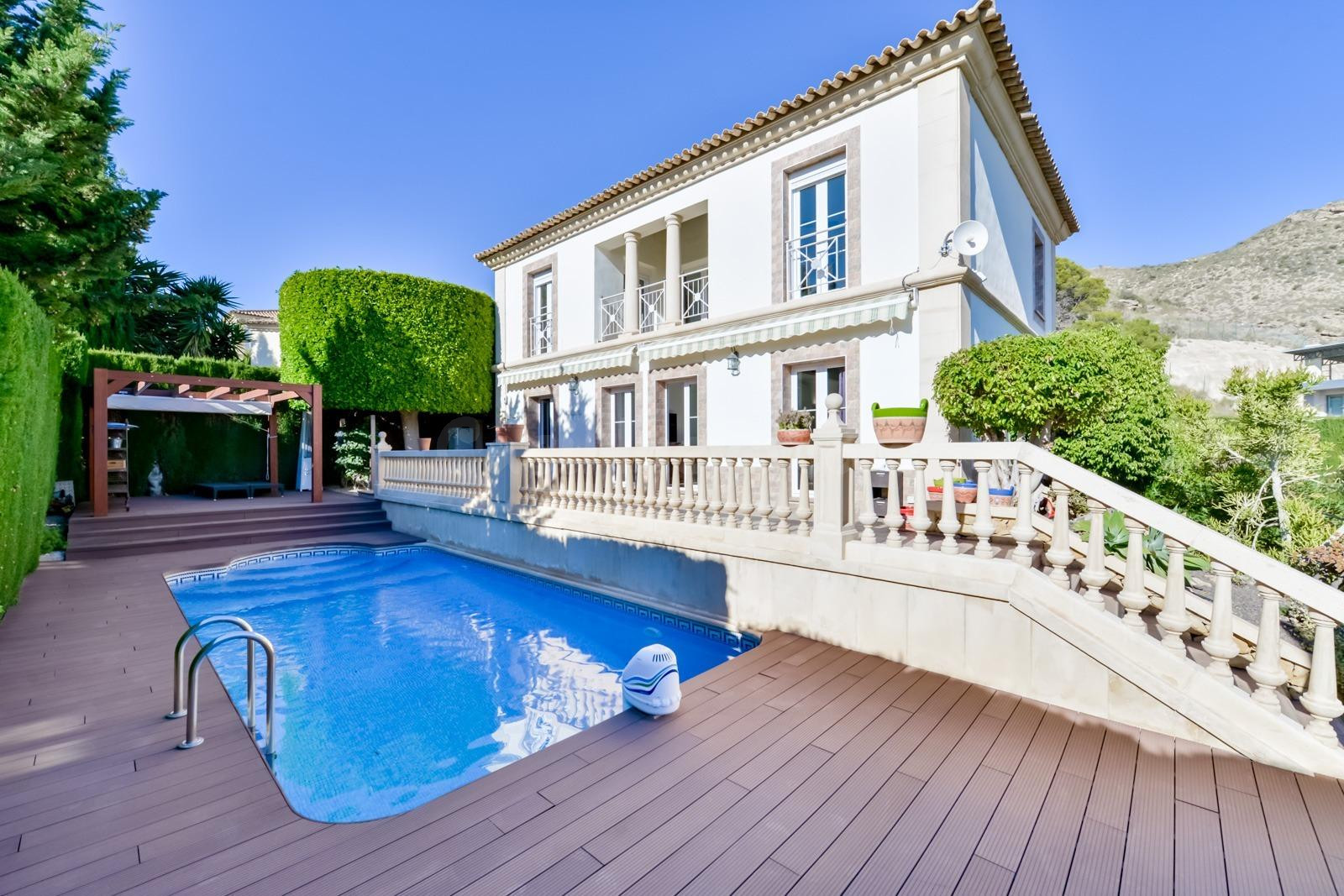 Exclusiva villa con vistas panorámicas al mar y la montaña en Sierra Cortina