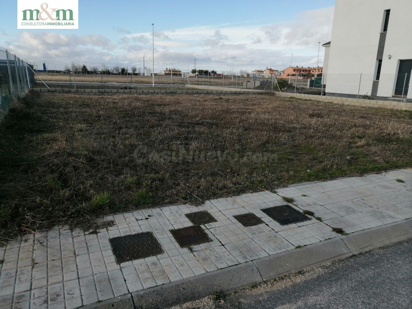 se vende parcela urbana en Moriscos, vallada y con todos los