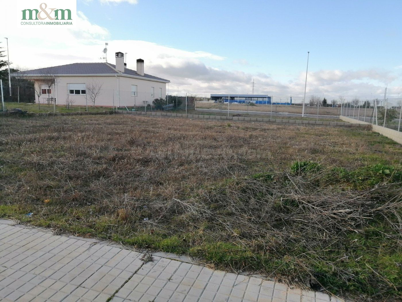 se vende parcela urbana en Moriscos, vallada y con todos los - foto 2