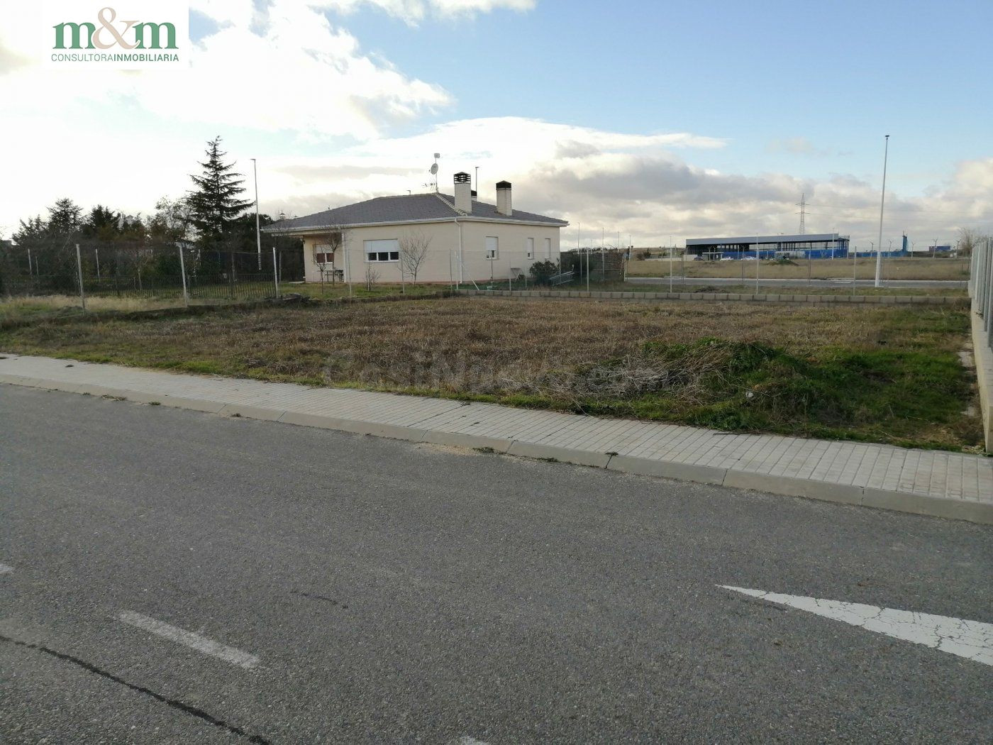 se vende parcela urbana en Moriscos, vallada y con todos los - foto 3